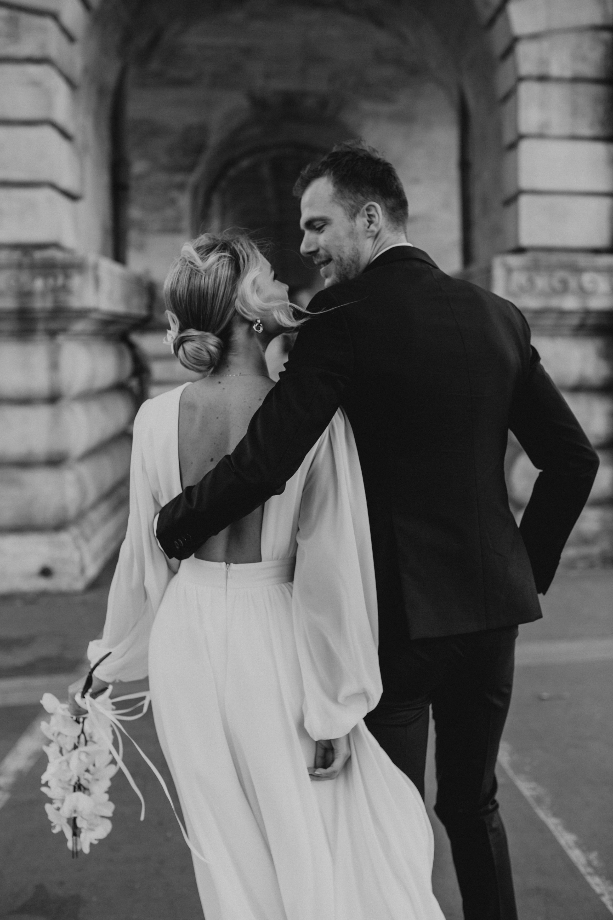Elopement à Paris près de la Tour Eiffel — une histoire en noir et blanc. Photographe de mariage à Paris