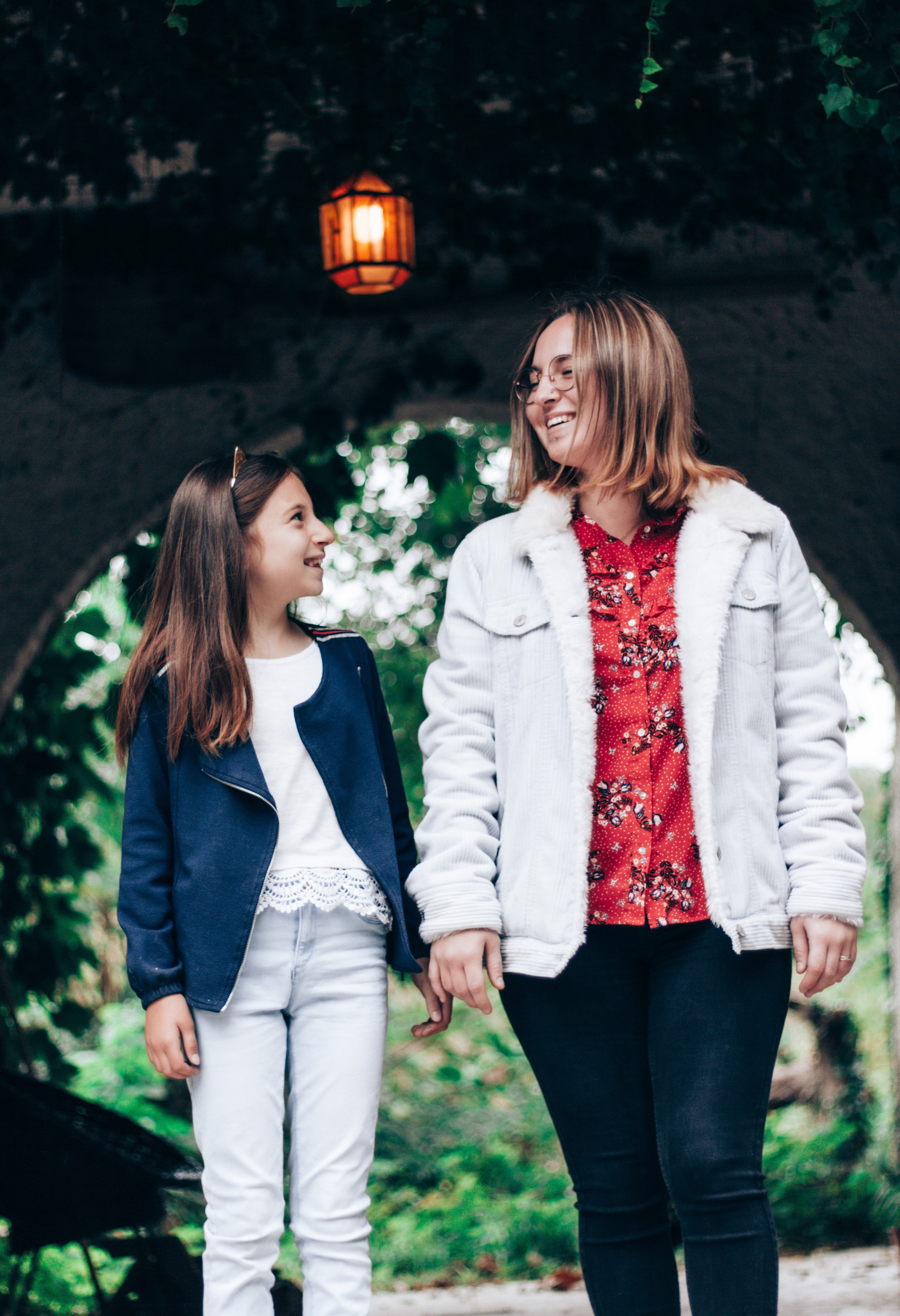 Johanna et sa petite soeur. Photographe professionnelle à Poitiers, Tours et Châtellerault | Studio photo entre Poitiers et Tours – portraits, familles, entreprises, ma