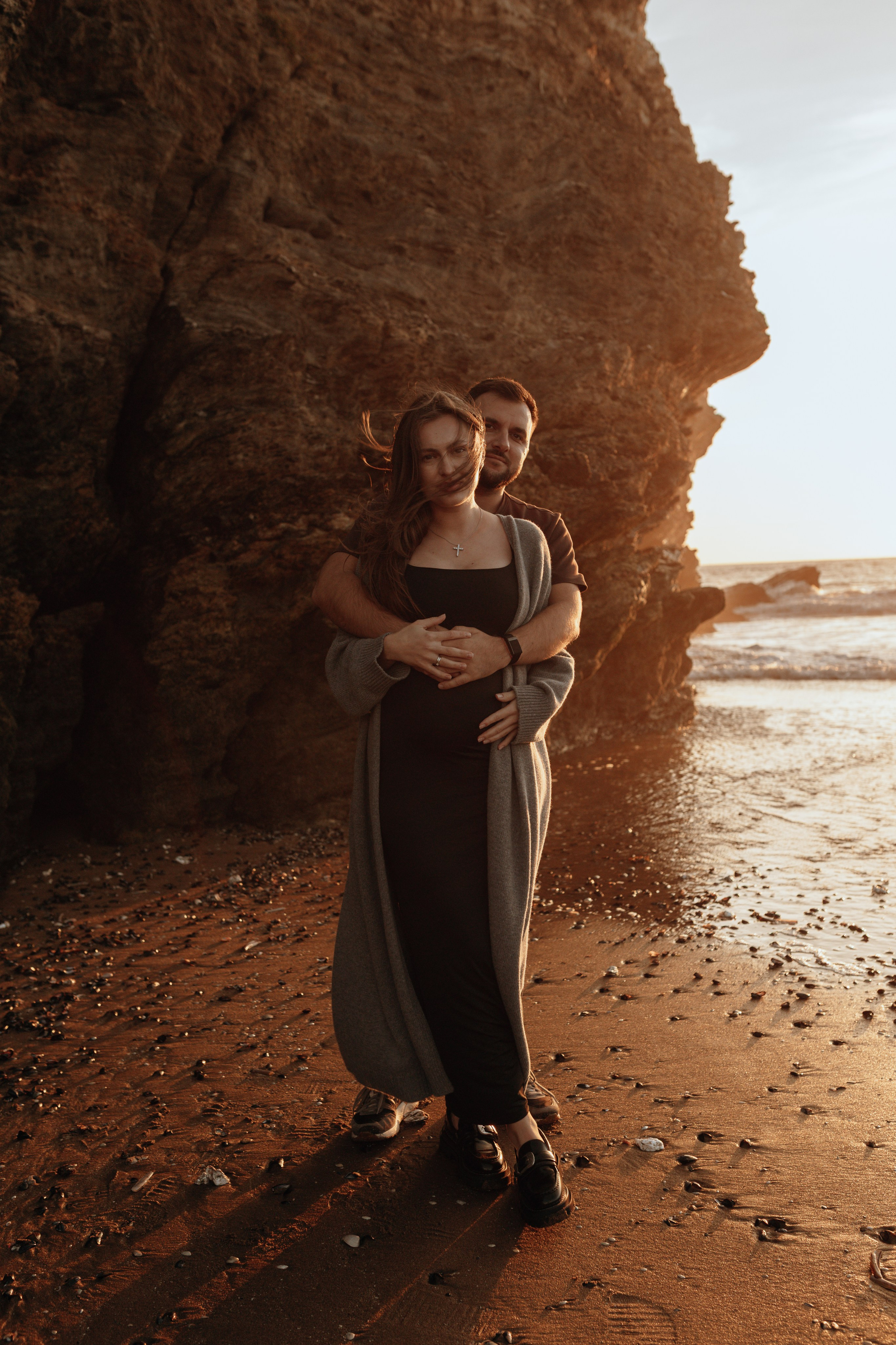 Sunset maternity photoshoot. Annah Louwagie — Lifestyle photographer for couples, families & brands | France & worldwide