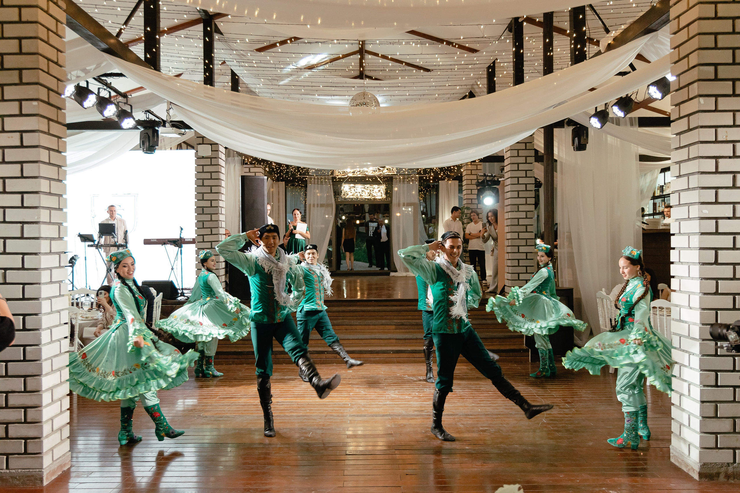 Thomas & Suyumbika. Главная