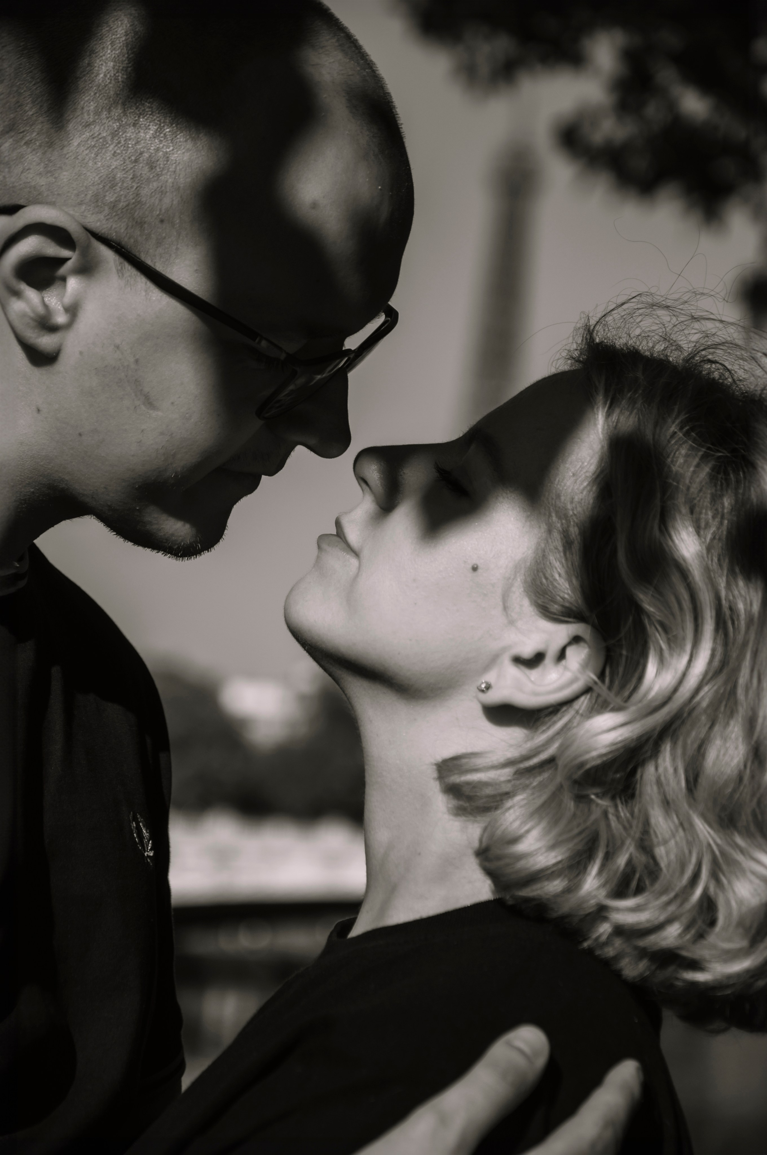 Couple photoshoot near the Louvre. Paris photographer — Polina Osipova