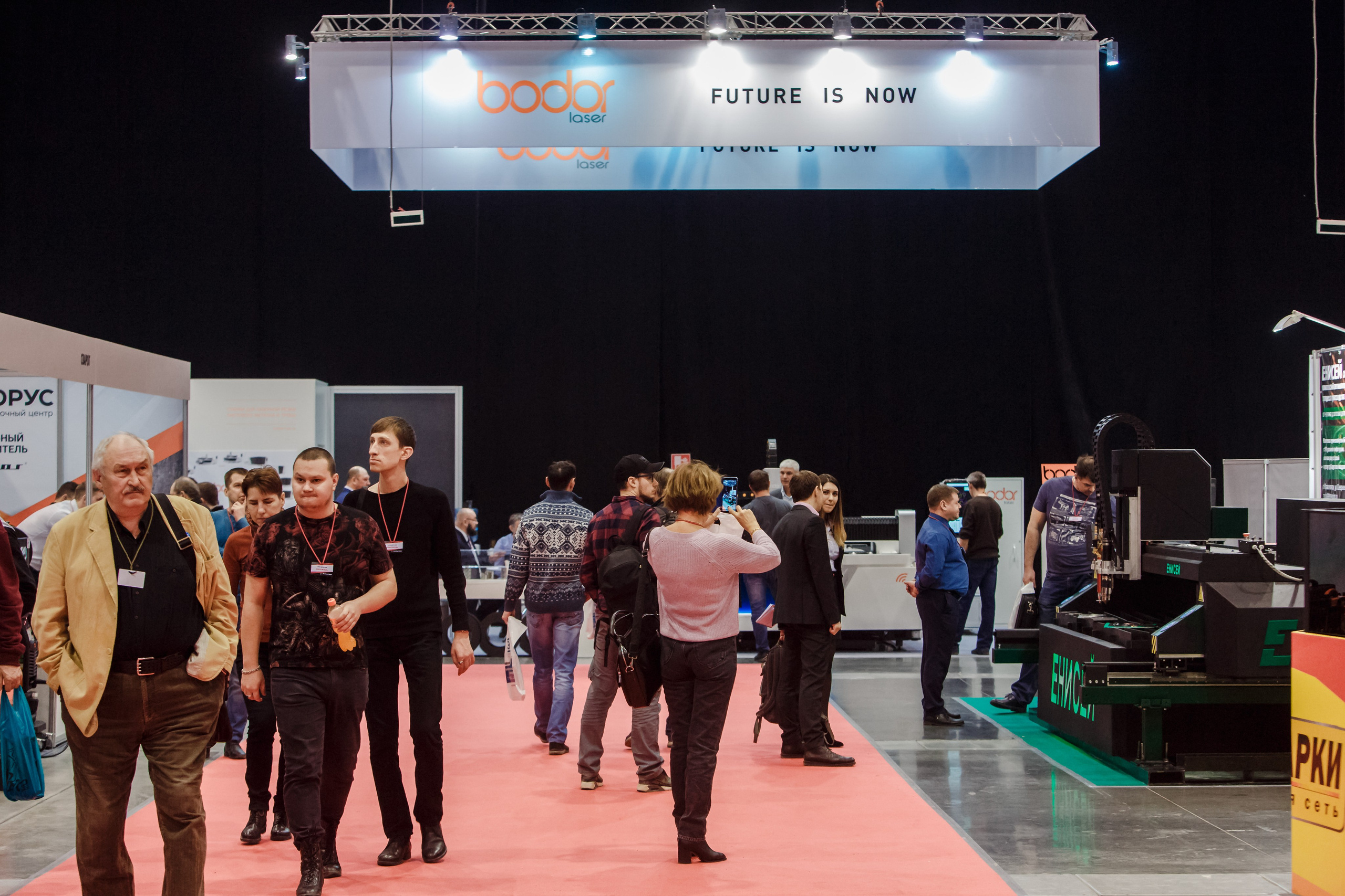 Exposición de Ingeniería Mecánica. Fotógrafo de retrato, familia y reportajes en Valencia | España | Europa Vitalii Lumier