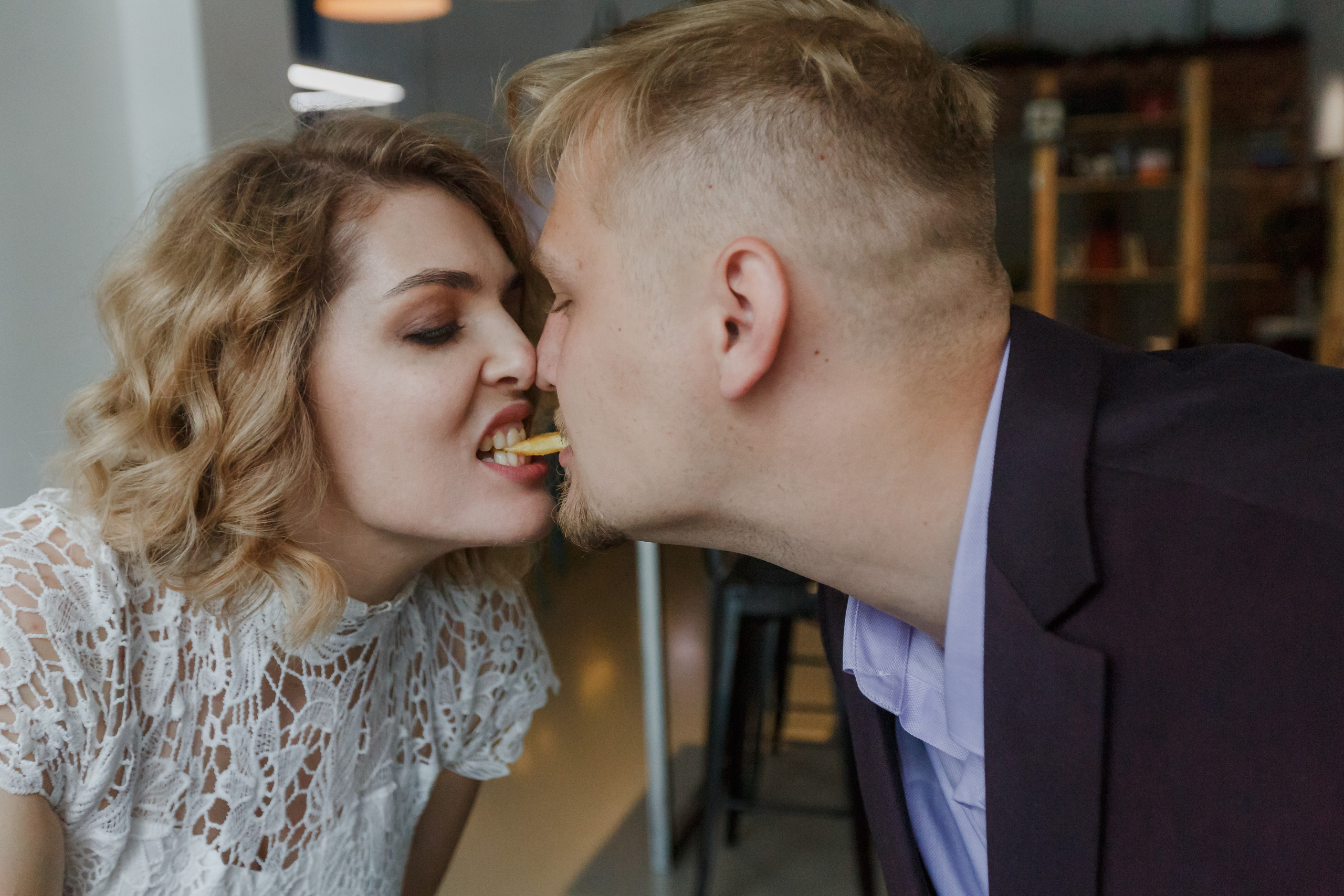 Valientes recién casados ​​comen hamburguesas con guantes negros. Fotógrafo de retrato, familia y reportajes en Valencia | España | Europa Vitalii Lumier