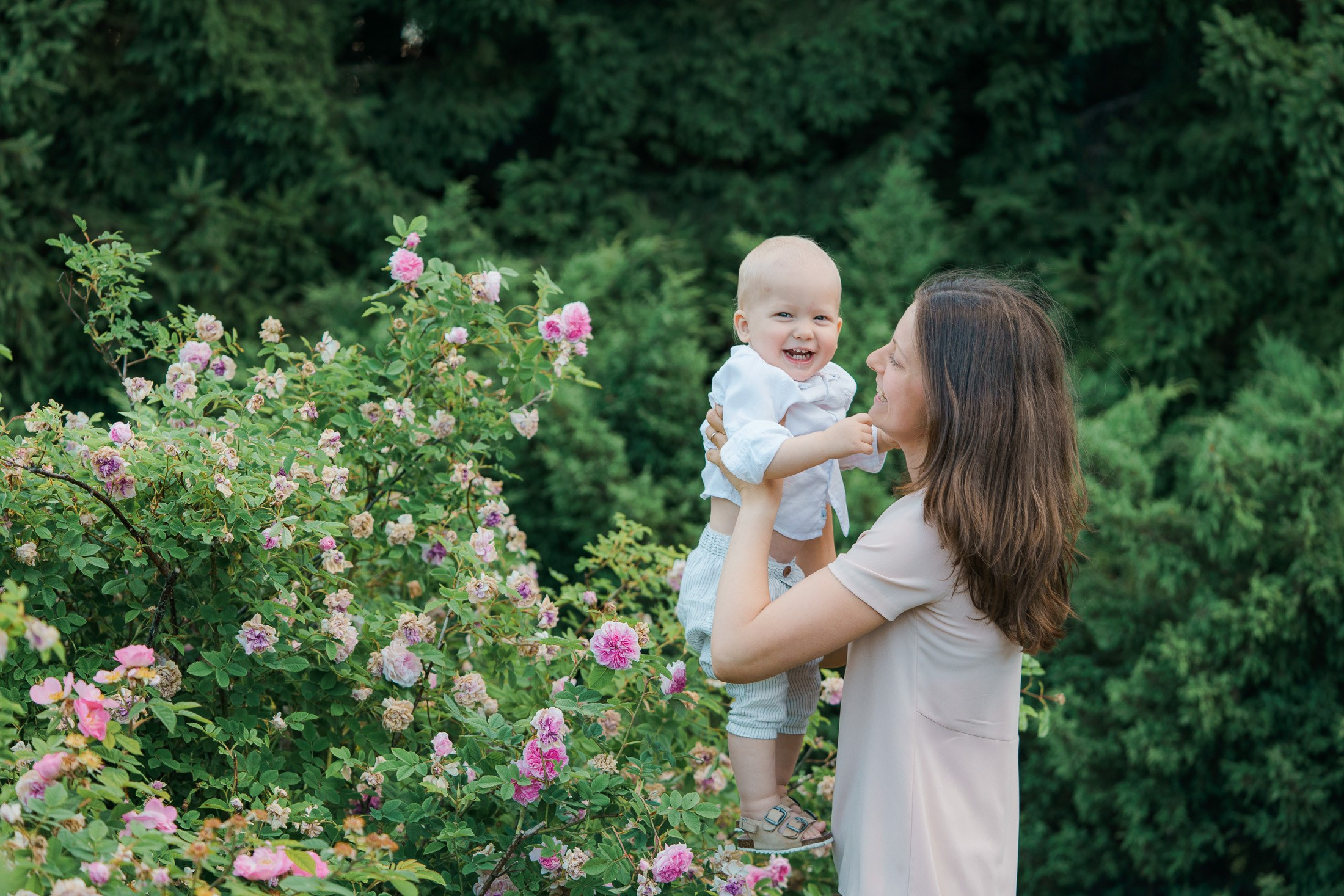 Perhe leikkii Studiohappymomentin kuvauksessa