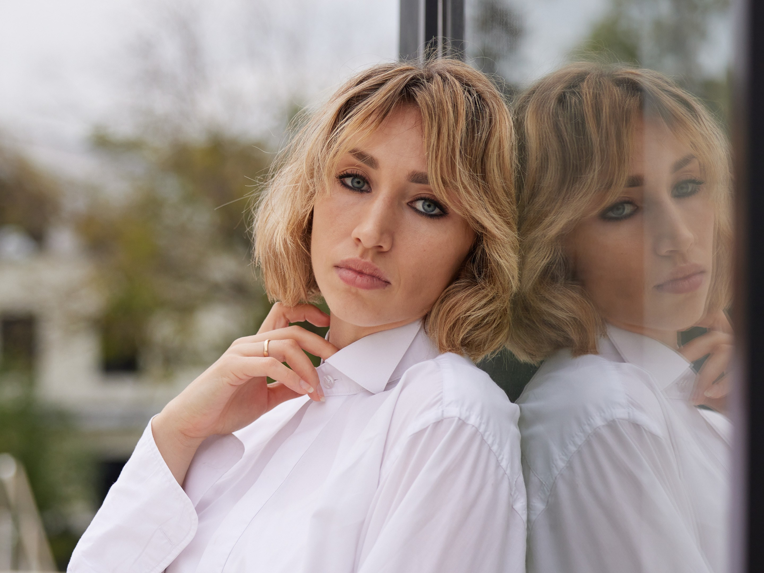 Location portrait of a young woman  - photographer Andrey Dunin