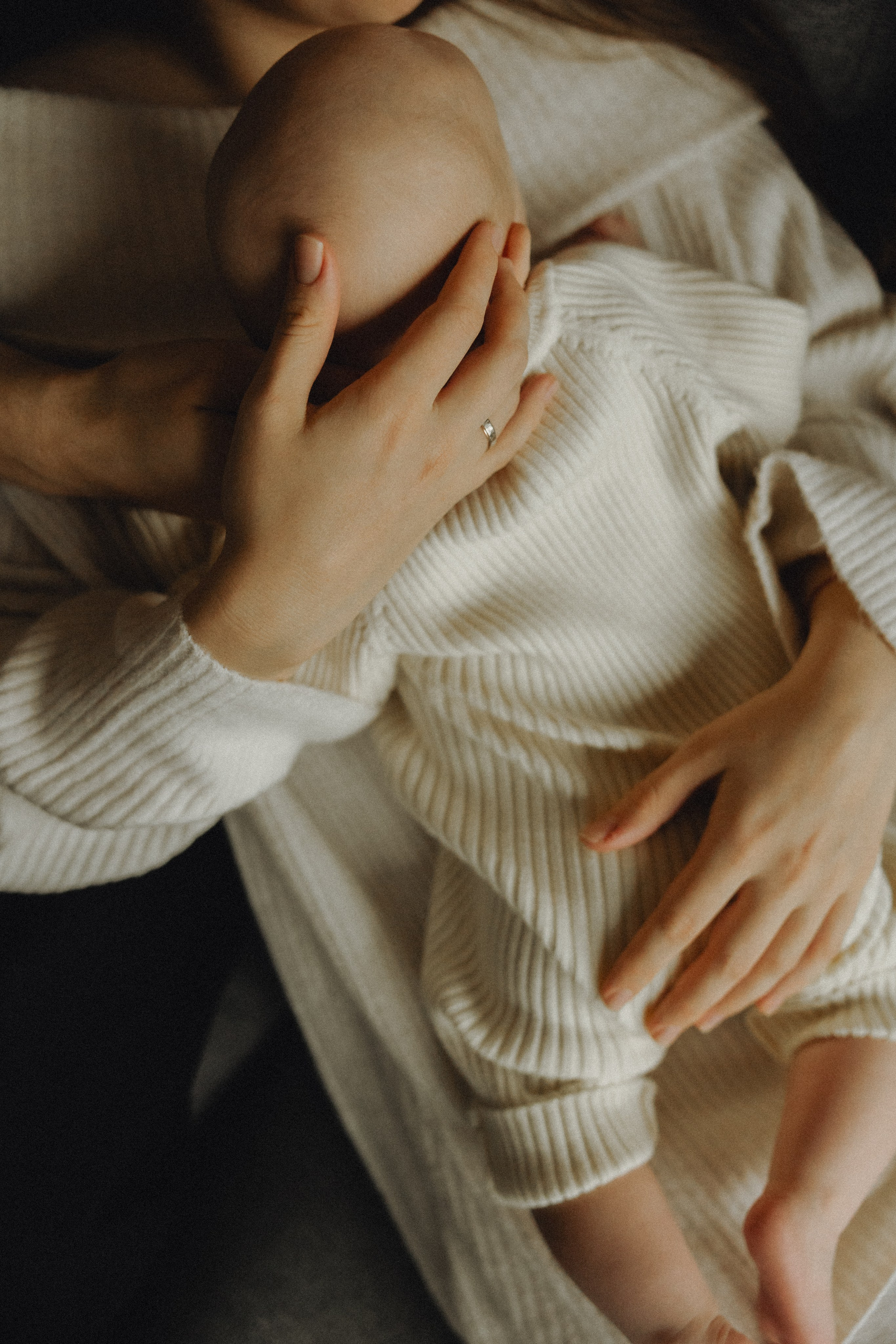 Naujagimio fotosesija namuose | 2025. Vestuvių ir šeimų fotografė Lena Bondarenko / belove photo