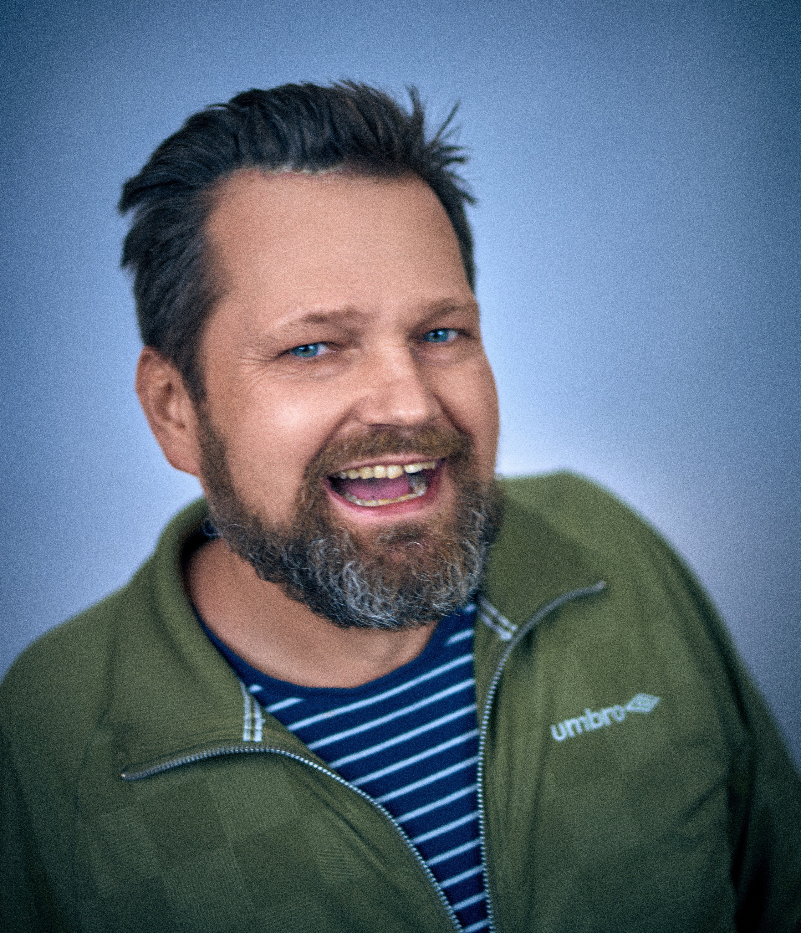 Portret męski charakterystyczny - Daniel niebieskooki smok - fotograf Andriej Szypiłow