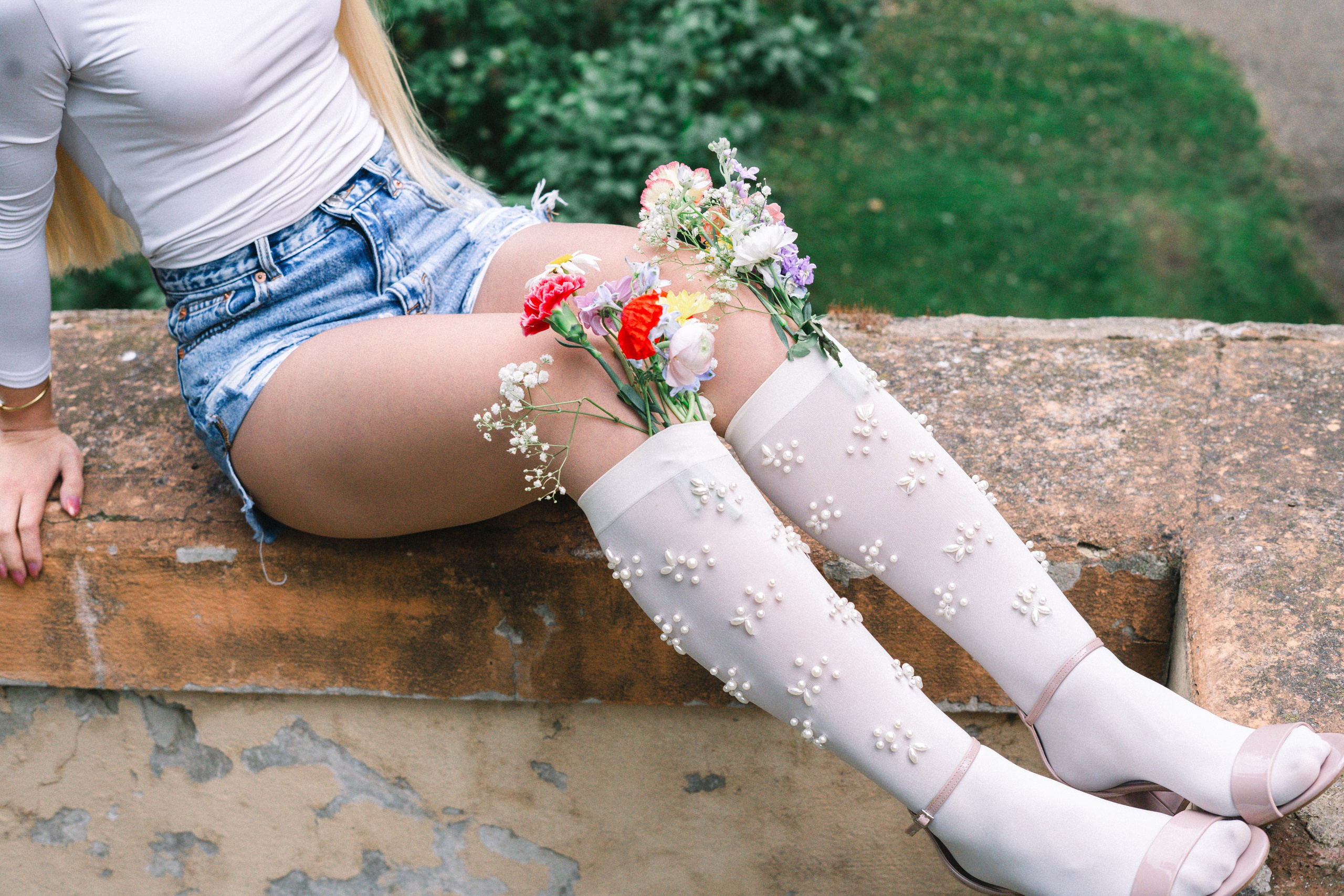 Focení mezi květy. Jana Holubová | Svatební, párová a rodinná fotografka v Praze