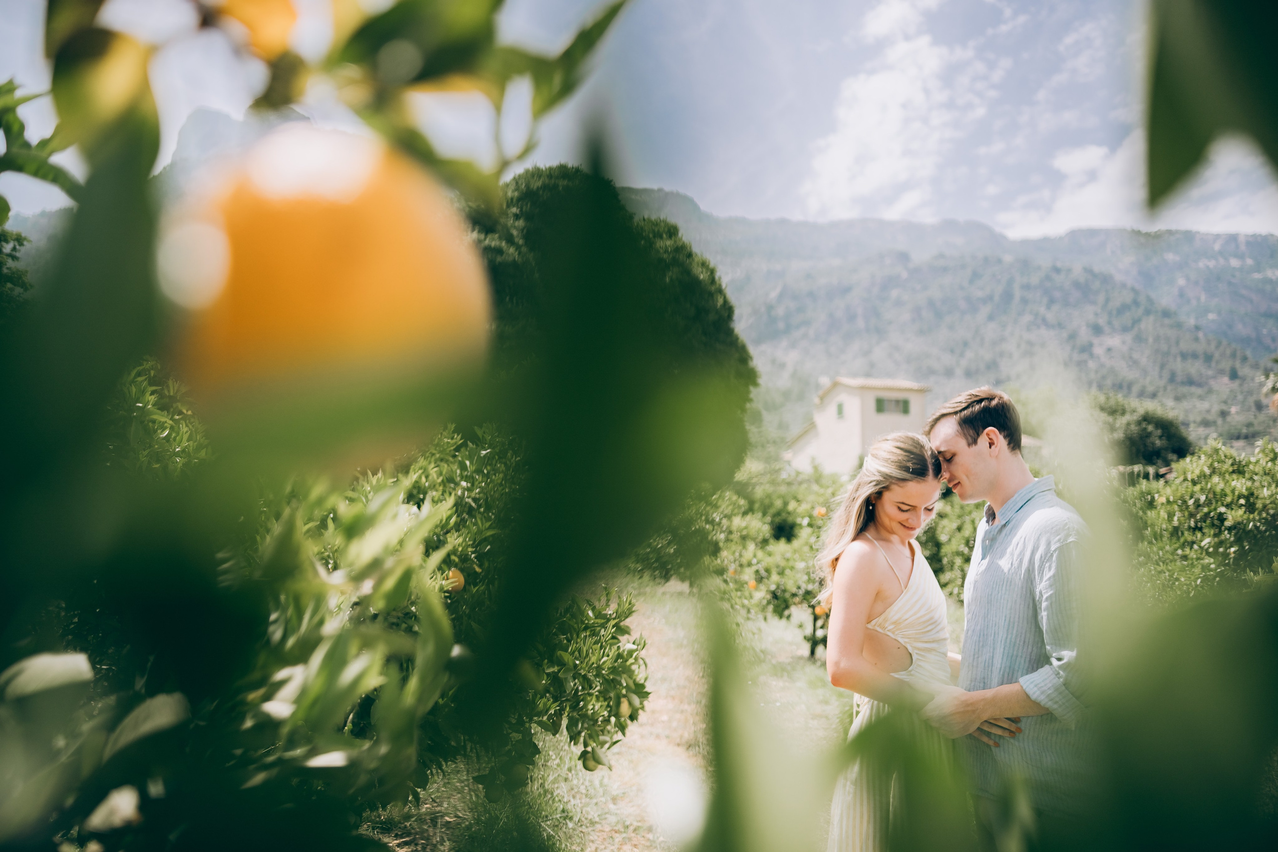 Relaxed Couple Session in Mallorca — Citrus Fields & Seaside. Фотограф у Пальма де Майорка