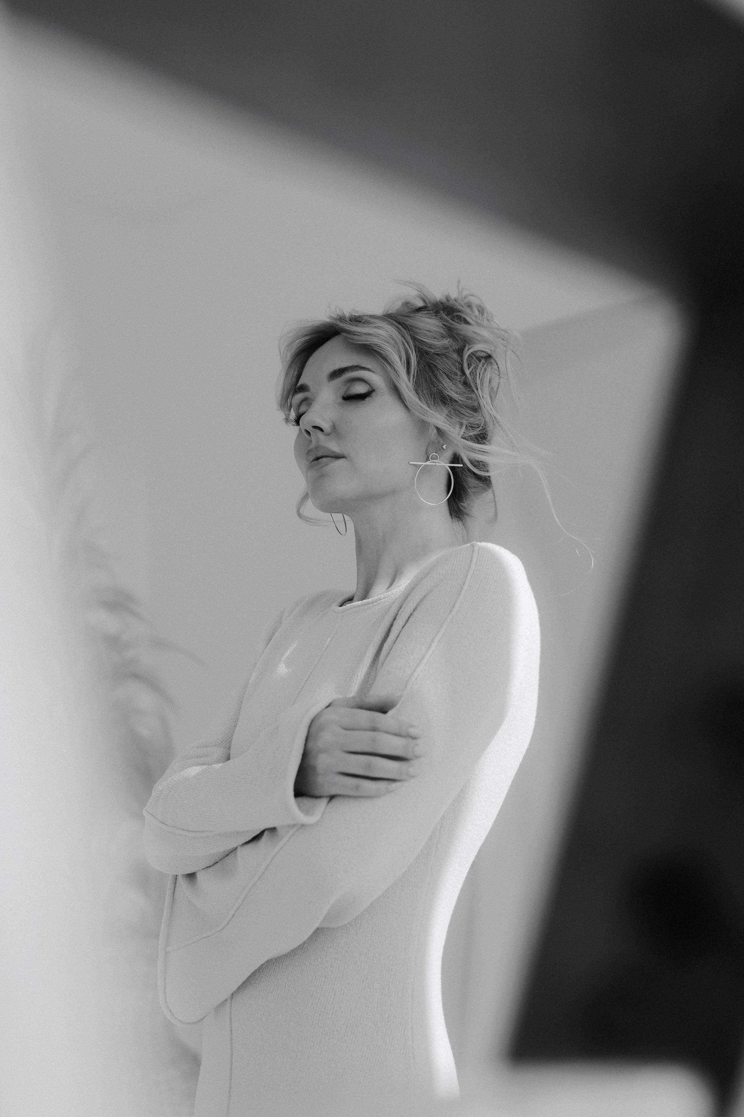 Editorial-inspired side portrait with dramatic light and timeless black and white atmosphere. Атмосферный боковой портрет в editorial-стиле с драматичным светом и вневременной чёрно-белой эстетикой.