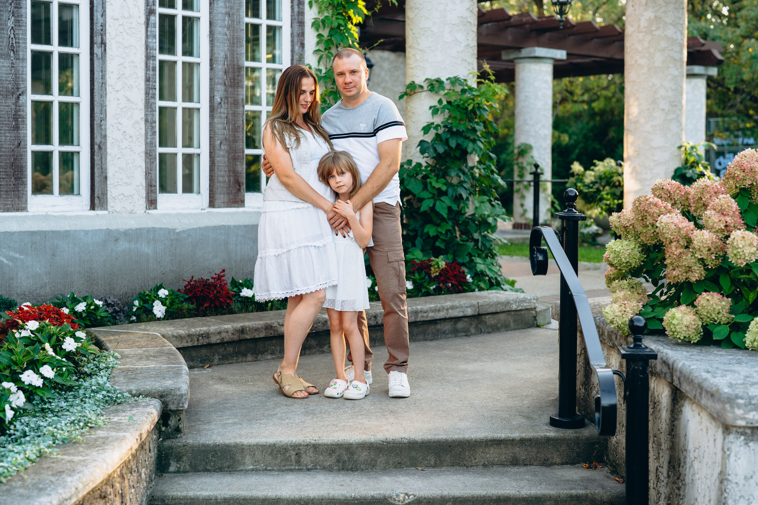 family photo shoot with mom, dad and daughter.Winnipeg