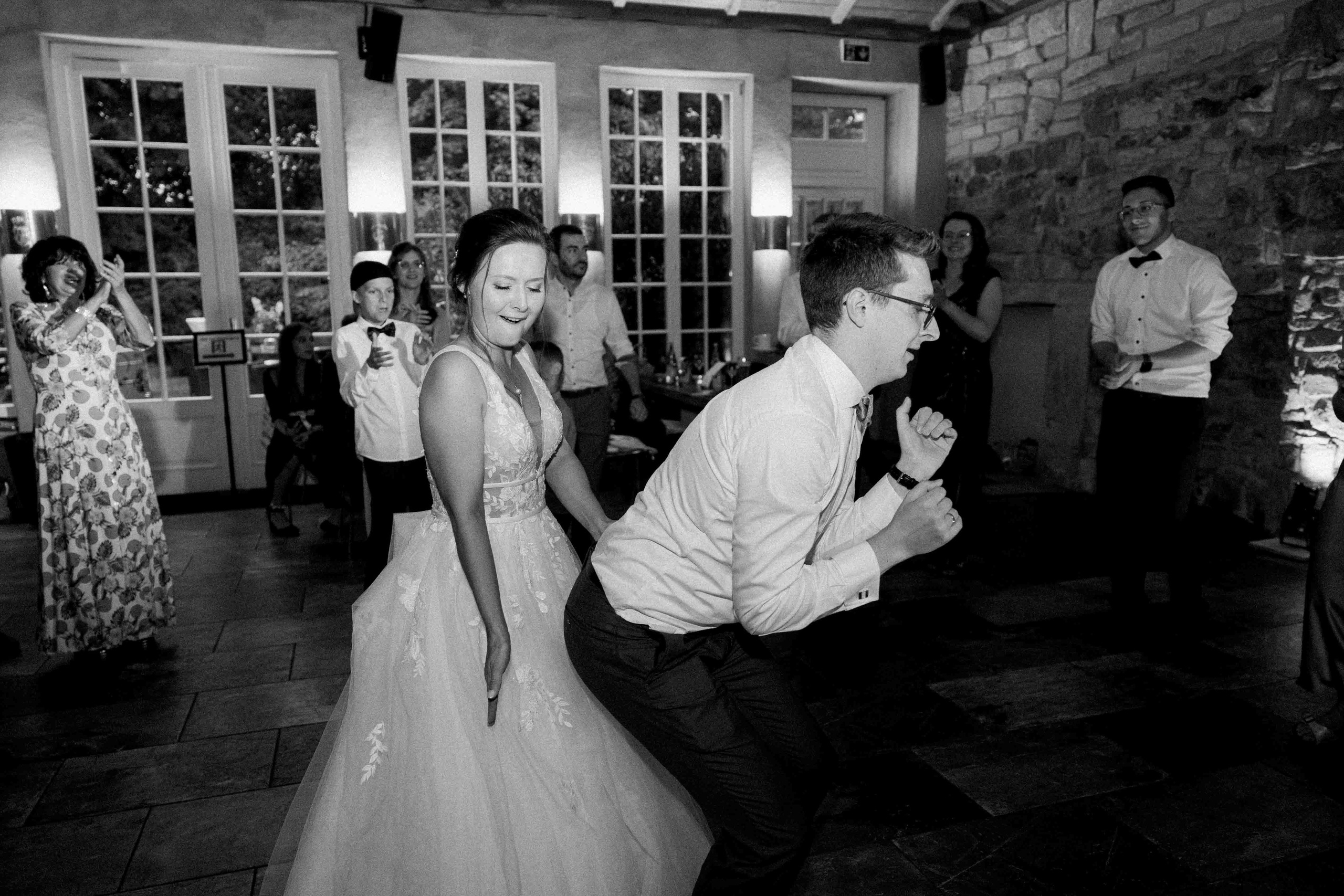 brautpaar tanz bei ihrer hochzeit im schloss von hammerstein
