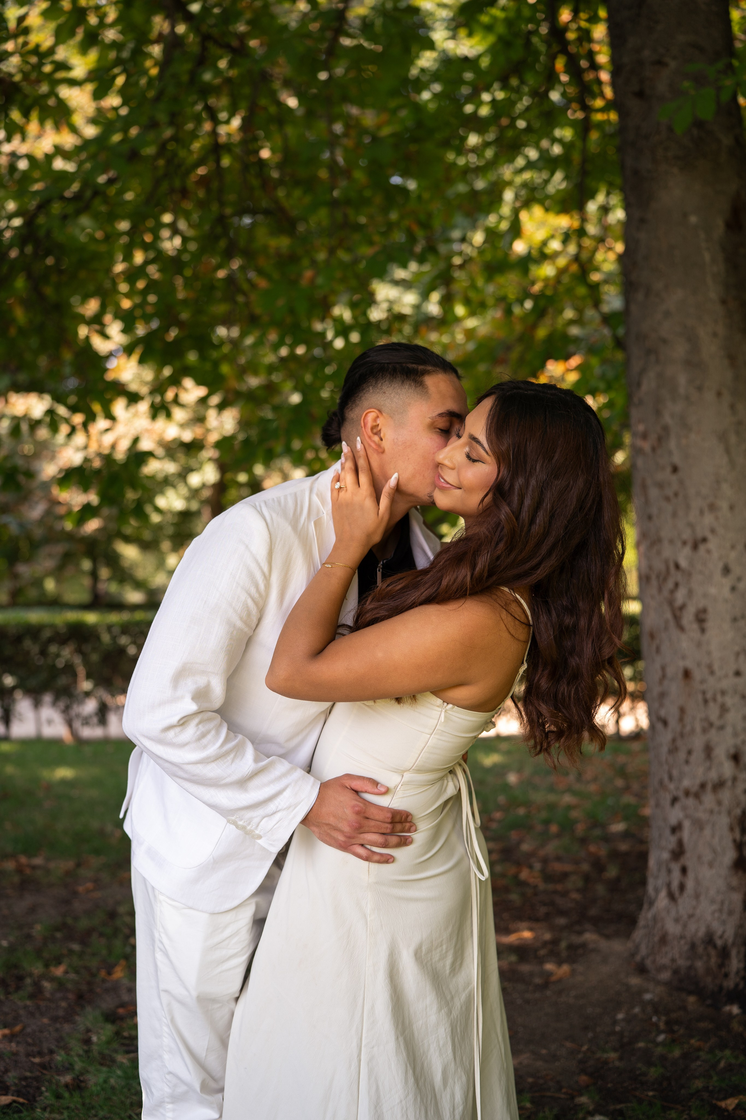 Romantic proposal in Retiro park. Photographer in Madrid, Spain. Alyona Belyaninova