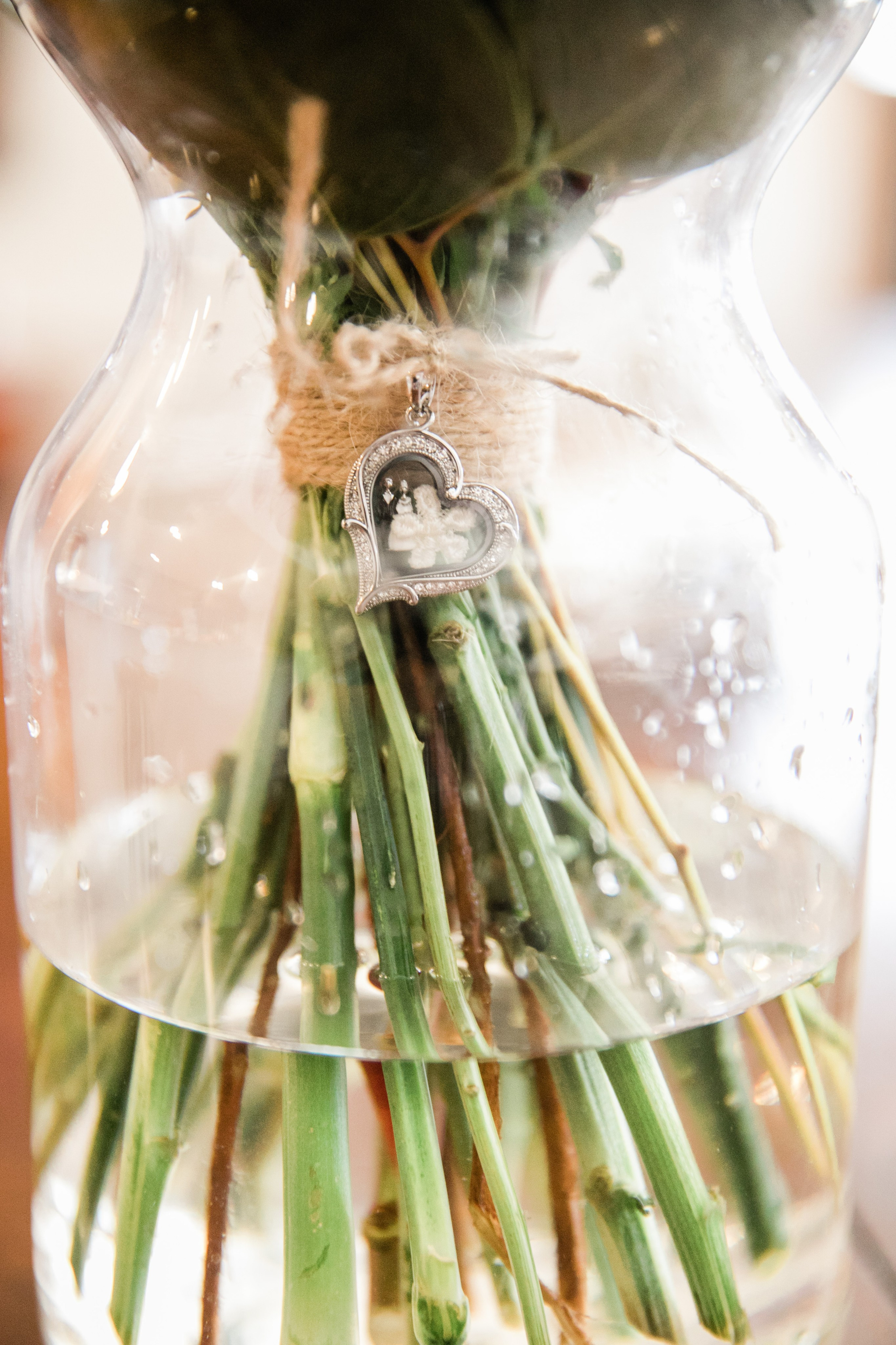 Kayla Hagen — Getting Ready Photos. Fotografía accesible en Calgary