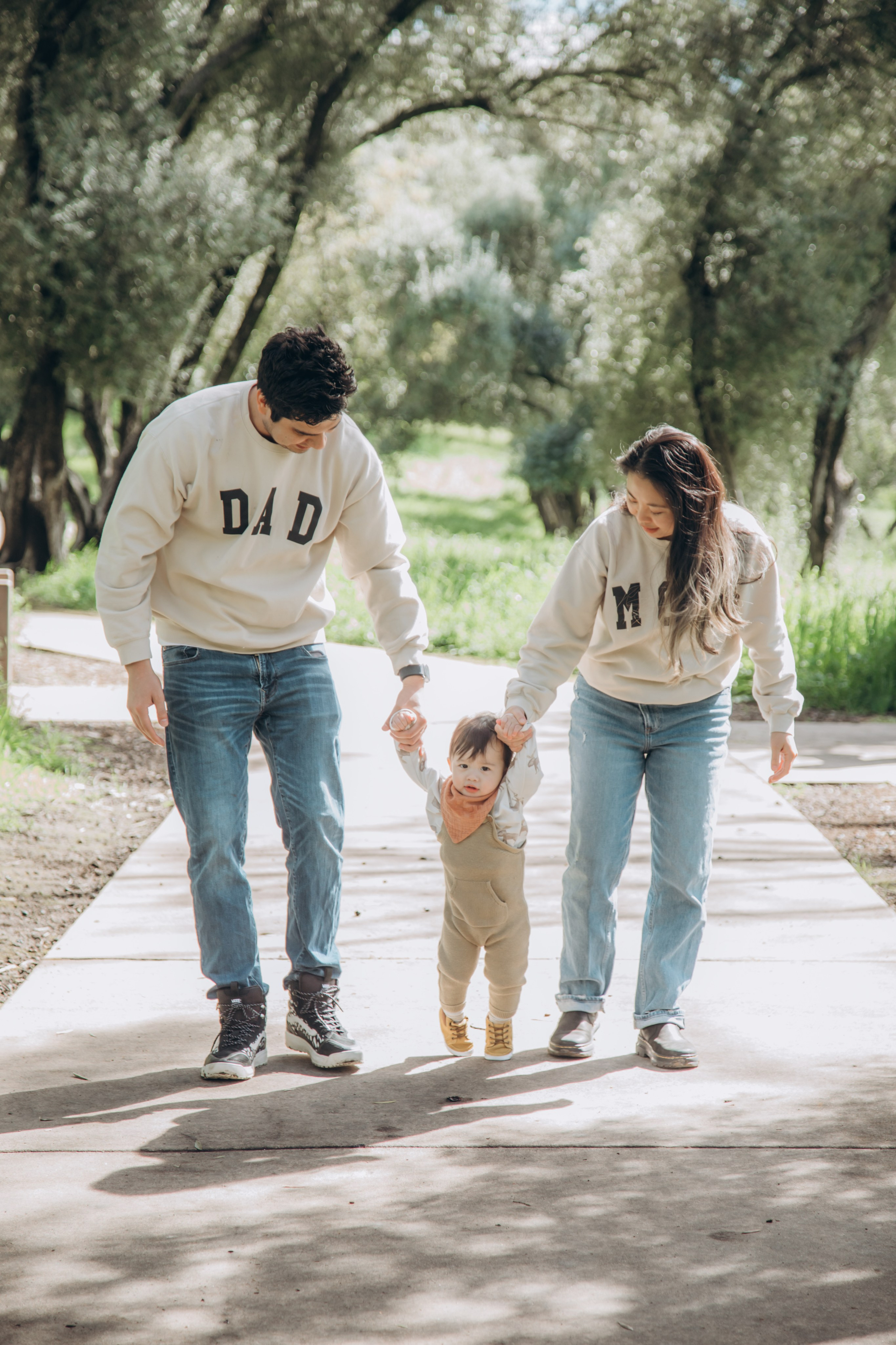 Family in nature. Family and children’s lifestyle photographer Elena Tumanova
