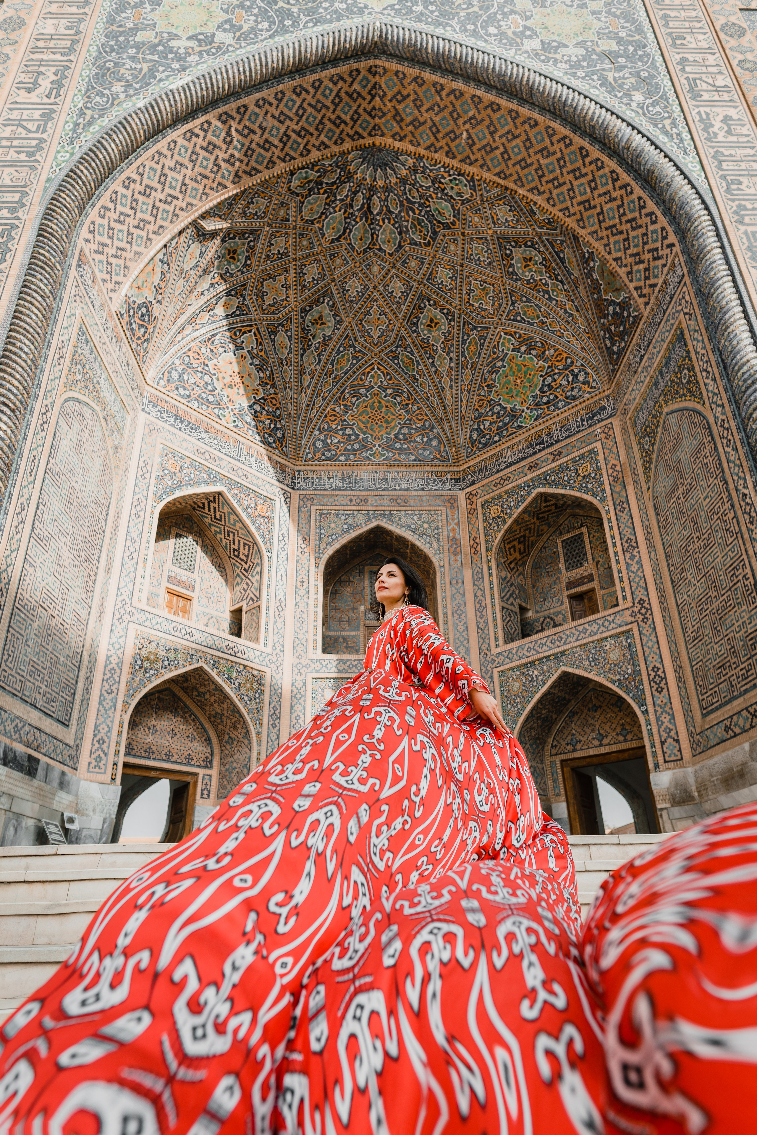 Красное длинное платье. Фотограф в Узбекистане и Самарканде Джасур Марупов