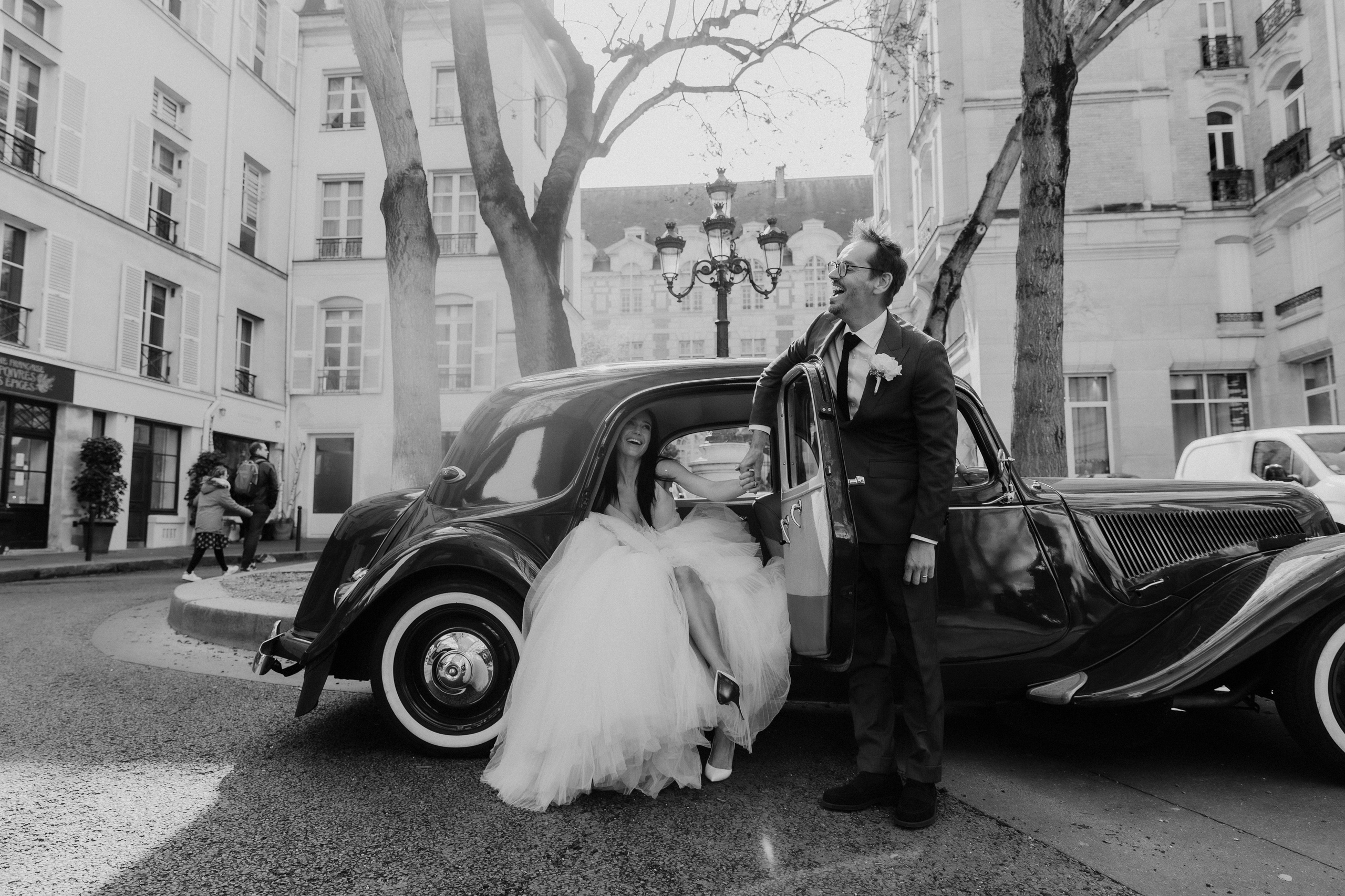 Suzi & Alex | Paris Wedding with a Vintage Car. Paris Wedding Photographer