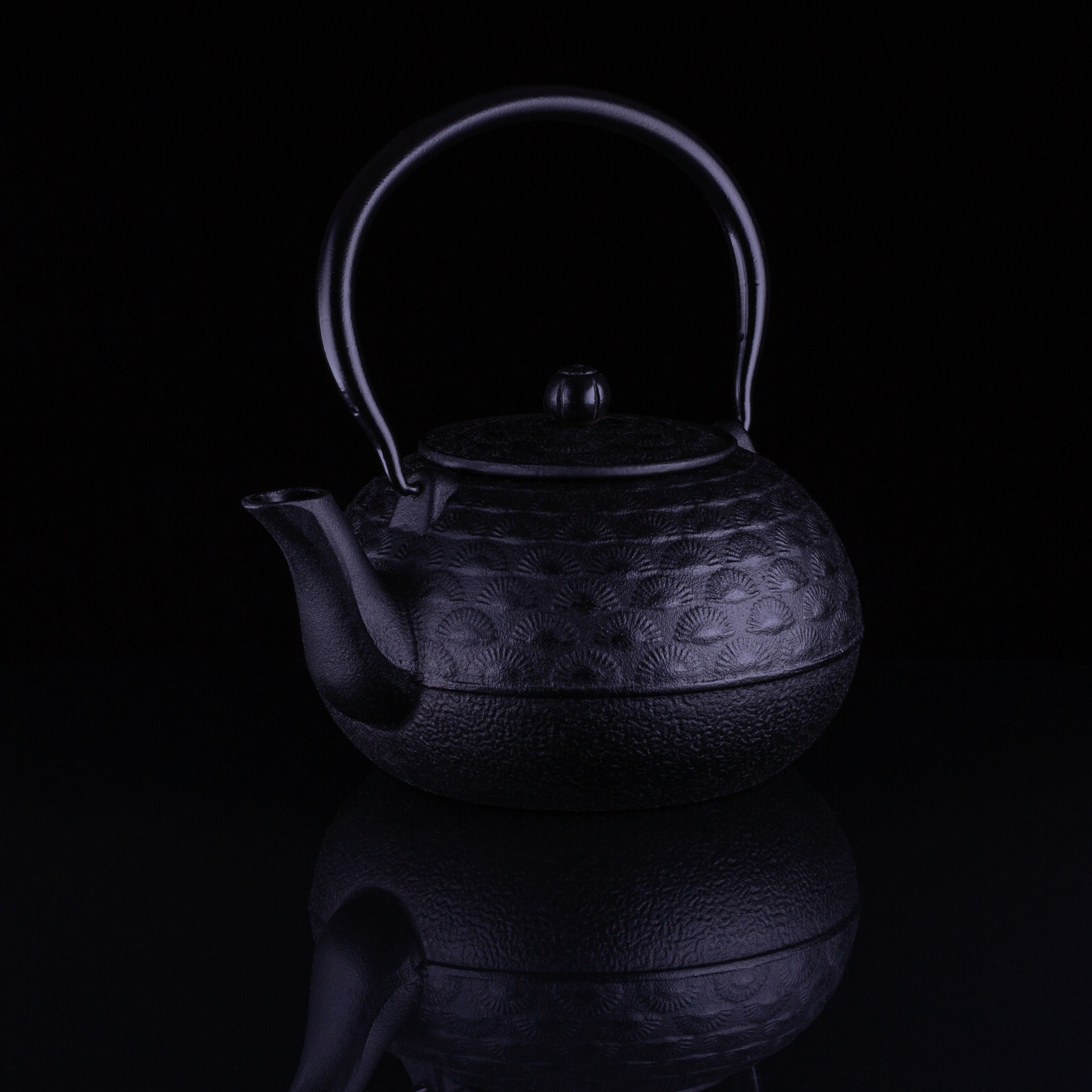 Przedmioty na czarno. Główny