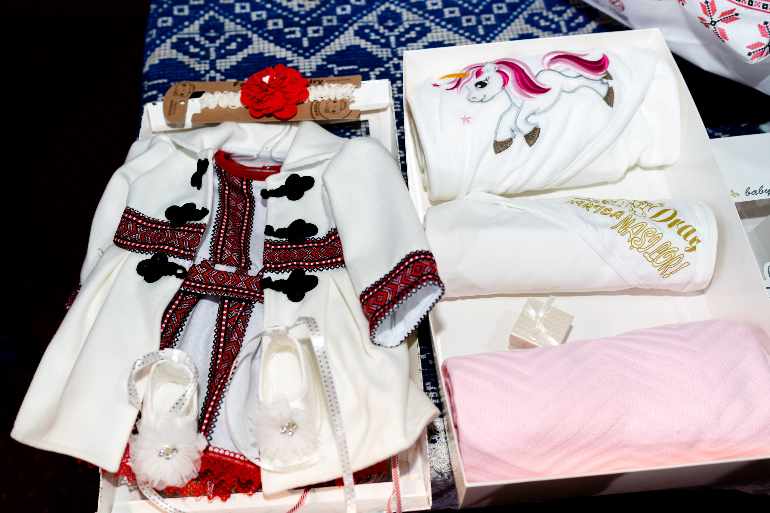 “Bebeluș botezat în biserică, ținut în brațe de nași”	•	“Detaliu cu lumânarea de botez decorată cu flori albe”	•	“Părinți emoționați alături de copilul lor la ceremonia de botez”	•	“Masa festivă de botez cu decor tematic și tort personalizat”	•	“Momentul în care preotul toarnă apă sfințită pe fruntea bebelușului”	“Bebeluș în rochie albă de botez, zâmbind în brațele mamei”	•	“Detaliu cu cruciulița de botez așezată pe o pernă de satin”	•	“Părinți și nași aprinzând lumânările în timpul ceremoniei de botez”	•	“Tort de botez decorat cu figurine tematice și numele copilului”	•	“Copil botezat dormind liniștit în pătuțul decorat festiv”	•	“Momentul în care preotul binecuvântează copilul în fața altarului”	•	“Invitați adunându-se în jurul mesei festive la petrecerea de botez”	•	“Bebeluș ținând în mână o jucărie personalizată primită la botez”	•	“Familie fericită pozând împreună după ceremonia de botez”	•	“Decor tematic cu baloane și flori la locația petrecerii de botez” fotograf Botoșani fotograf evenimente fotograf botez Alin Chirila fotograf alinofotostudio,- Preotul ținându-l pe micuțul Mathias Gabriel la botez, în biserica Înălțarea Domnului, Copălău  - Detalii de la botezul lui Mathias – lumânare, trusou și icoană  - Familia lui Mathias Gabriel alături de micuț, în ziua botezului  - Portret emoționant cu mama și bebelușul în brațe, în biserică,fotograf profesionist evenimente Botoșani, Iași, Suceava, Fălticeni, Bacău, Pașcani, Roman - AlinoFotoStudio by Alin Chirilă - servicii foto nuntă, botez, cununie, ședințe foto creative, albume personalizate, fotografii emoționante și calitative pentru cele mai importante momente din viață,fotograf nuntă Botoșani Alin Chirilă,  ședință foto botez Iași - AlinoFotoStudio,  servicii fotograf profesionist evenimente Suceava,  fotograf cununie civilă Fălticeni - Alin Chirilă,  album foto nuntă personalizat Bacău.“Bebeluș botezat în biserică, ținut în brațe de nași”	•	“Detaliu cu lumânarea de botez decorată cu flori albe”	•	“Părinți emoționați alături de copilul lor la ceremonia de botez”	•	“Masa festivă de botez cu decor tematic și tort personalizat”	•	“Momentul în care preotul toarnă apă sfințită pe fruntea bebelușului”	“Bebeluș în rochie albă de botez, zâmbind în brațele mamei”	•	“Detaliu cu cruciulița de botez așezată pe o pernă de satin”	•	“Părinți și nași aprinzând lumânările în timpul ceremoniei de botez”	•	“Tort de botez decorat cu figurine tematice și numele copilului”	•	“Copil botezat dormind liniștit în pătuțul decorat festiv”	•	“Momentul în care preotul binecuvântează copilul în fața altarului”	•	“Invitați adunându-se în jurul mesei festive la petrecerea de botez”	•	“Bebeluș ținând în mână o jucărie personalizată primită la botez”	•	“Familie fericită pozând împreună după ceremonia de botez”	•	“Decor tematic cu baloane și flori la locația petrecerii de botez” fotograf Botoșani fotograf evenimente fotograf botez Alin Chirila fotograf alinofotostudio.fotograf botez Amelis Maria, fotografie botez Botoșani, fotograf Alin Chirilă, amintiri botez, fotografii botez, botez Amelis Maria, fotograf copii, fotografie botez în Botoșani,