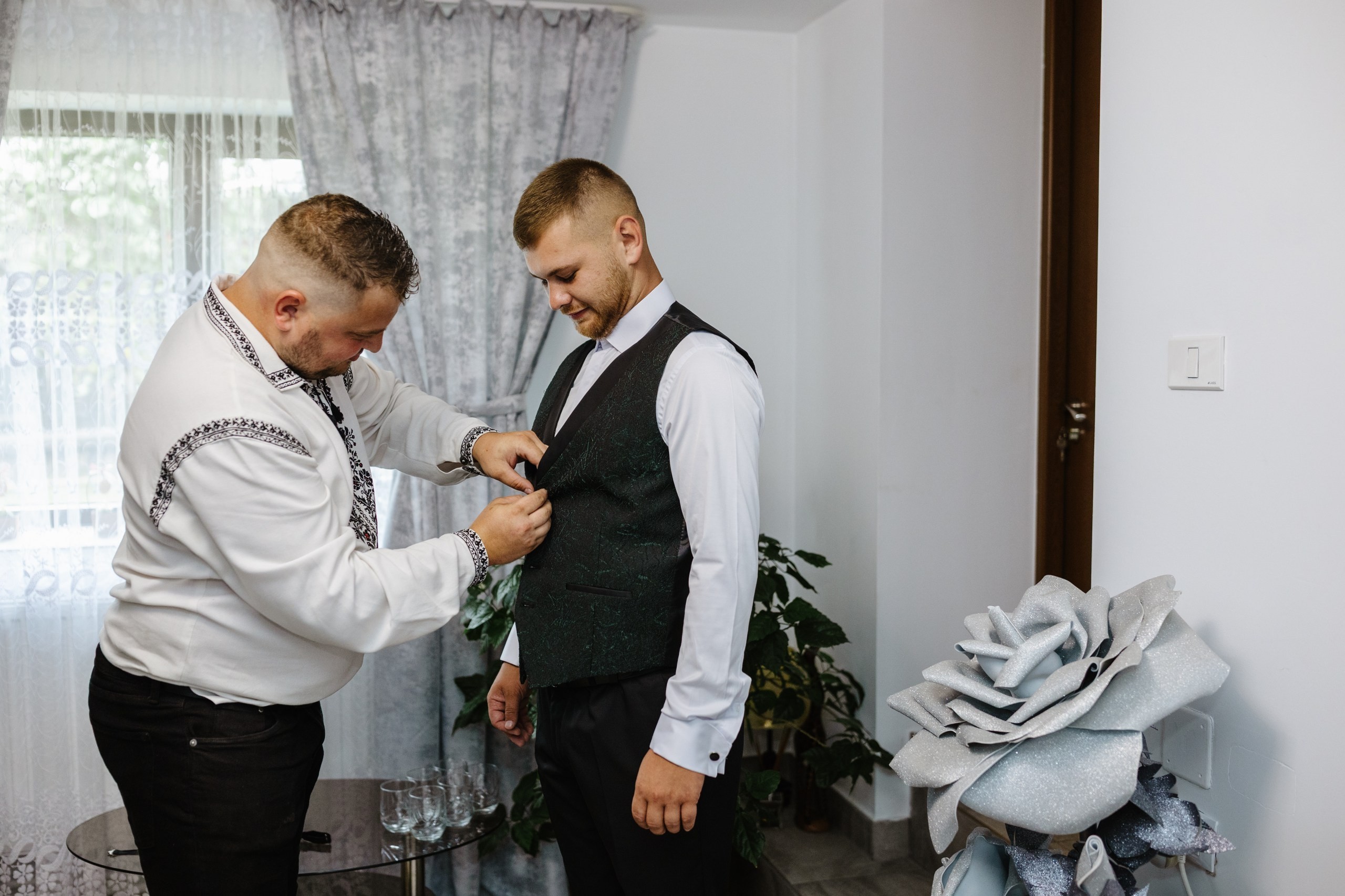 * fotograf stare civilă Siret* fotograf Bucovina* fotograf nuntă Suceava* fotograf Iași Botoșani* stare civilă tradițională* ie românească nuntă* AlinoFotoStudio* fotograf Andrei și Andreea- Alin Chirilă fotograf – stare civilă Siret, Suceava, Andrei și Andreea în ie tradițională, poveste spusă prin fotografiefotograf stare civilă Siret Suceava Alin Chirilă – miri îmbrăcați în costum tradițional bucovineanAlin Chirilă fotograf nuntă Siret Suceava – stare civilă autentică în Bucovina, emoții realefotograf Siret Suceava Alin Chirilă – Andrei și Andreea la starea civilă în ie tradiționalăstare civilă Siret fotograf Alin Chirilă – cadre naturale cu miri în costum popular din Bucovinafotograf nuntă Siret Suceava Alin Chirilă – povestitor prin fotografie, moment emoționant la starea civilăAlin Chirilă fotograf stare civilă Siret – iubire autentică surprinsă în stil documentarfotograf Bucovina Siret Alin Chirilă – stare civilă în ie tradițională, cadre pline de emoțieAlin Chirilă fotograf Suceava – Andrei și Andreea spun DA la starea civilă în Siretfotograf stare civilă Suceava Siret Alin Chirilă – poveste de iubire în stil tradițional românesc - Alin Chirilă fotograf profesionist, AlinoFotoStudio, fotograf evenimente Siret, Suceava County, Iași, Bacău County, Botoșani, Neamț County, fotograf nunți, botezuri, cununii civile, portrete și momente autentice surprinse elegant.- Alin Chirilă surprinde momente elegante de nuntă și evenimente speciale prin AlinoFotoStudio, fotograf disponibil în Siret, Suceava County, Iași, Bacău County, Botoșani și Neamț County, specializat în nunți, botezuri și cununii civile. - Alin Chirilă fotograf profesionist, AlinoFotoStudio, fotograf nuntă și evenimente în Siret, Suceava, Iași, Bacău, Botoșani și Piatra Neamț, fotograf nunți, botezuri, cununie civilă, ședințe foto, trash the dress, logodnă, familie, portrete și fotografii autentice. - AlinoFotoStudio by Alin Chirilă, fotograf evenimente premium în Suceava County, Iași County, Bacău County, Botoșani County și Neamț County, fotograf de familie, fotograf ceremonii religioase, petreceri și momente emoționante. - Alin Chirilă fotograf, povestitor prin fotografie, servicii foto profesionale pentru mireasă, mire, pregătiri nuntă, biserică, restaurant, valsul mirilor, tradiții românești și amintiri de neuitat în Moldova.