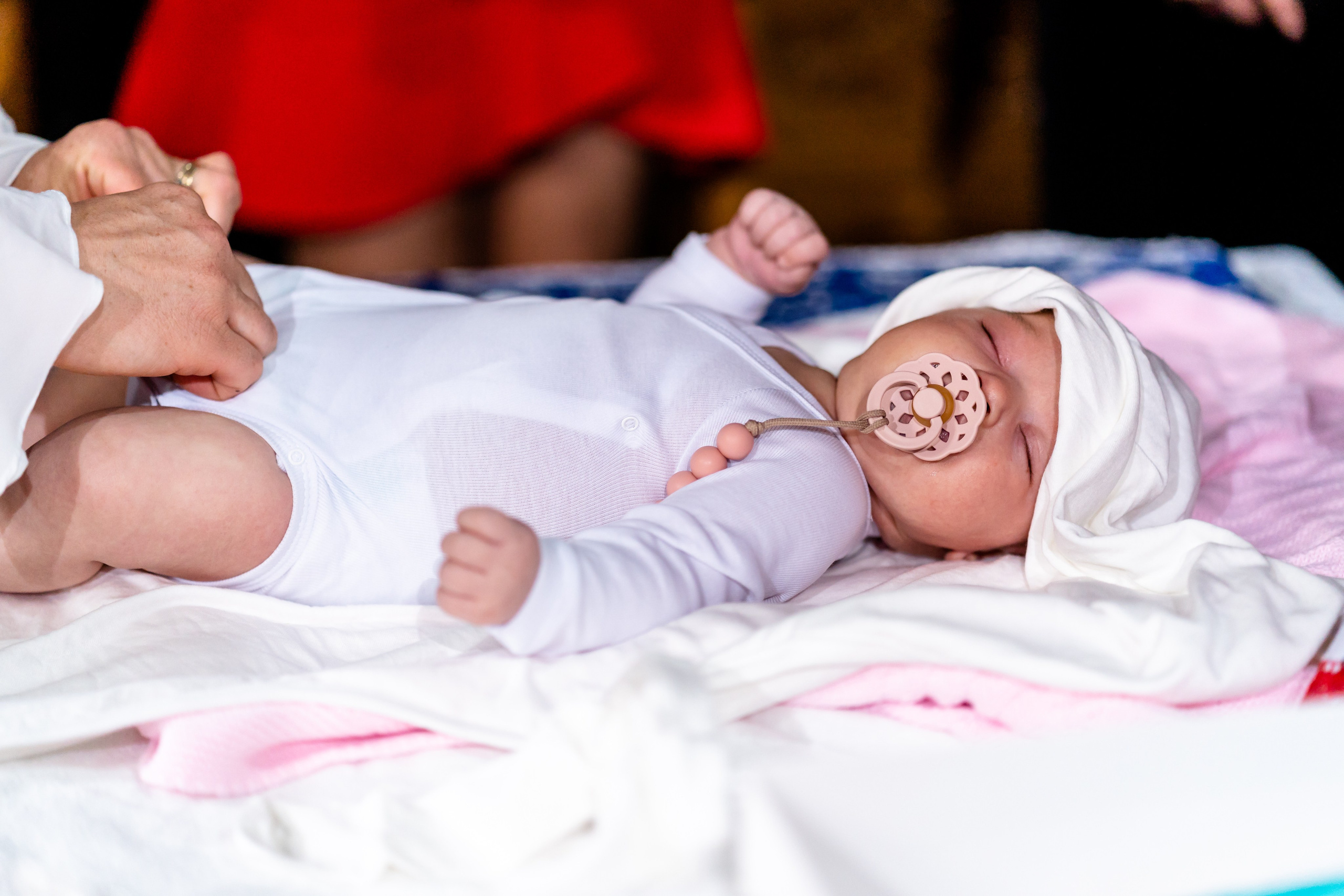 “Bebeluș botezat în biserică, ținut în brațe de nași”	•	“Detaliu cu lumânarea de botez decorată cu flori albe”	•	“Părinți emoționați alături de copilul lor la ceremonia de botez”	•	“Masa festivă de botez cu decor tematic și tort personalizat”	•	“Momentul în care preotul toarnă apă sfințită pe fruntea bebelușului”	“Bebeluș în rochie albă de botez, zâmbind în brațele mamei”	•	“Detaliu cu cruciulița de botez așezată pe o pernă de satin”	•	“Părinți și nași aprinzând lumânările în timpul ceremoniei de botez”	•	“Tort de botez decorat cu figurine tematice și numele copilului”	•	“Copil botezat dormind liniștit în pătuțul decorat festiv”	•	“Momentul în care preotul binecuvântează copilul în fața altarului”	•	“Invitați adunându-se în jurul mesei festive la petrecerea de botez”	•	“Bebeluș ținând în mână o jucărie personalizată primită la botez”	•	“Familie fericită pozând împreună după ceremonia de botez”	•	“Decor tematic cu baloane și flori la locația petrecerii de botez” fotograf Botoșani fotograf evenimente fotograf botez Alin Chirila fotograf alinofotostudio,- Preotul ținându-l pe micuțul Mathias Gabriel la botez, în biserica Înălțarea Domnului, Copălău  - Detalii de la botezul lui Mathias – lumânare, trusou și icoană  - Familia lui Mathias Gabriel alături de micuț, în ziua botezului  - Portret emoționant cu mama și bebelușul în brațe, în biserică,fotograf profesionist evenimente Botoșani, Iași, Suceava, Fălticeni, Bacău, Pașcani, Roman - AlinoFotoStudio by Alin Chirilă - servicii foto nuntă, botez, cununie, ședințe foto creative, albume personalizate, fotografii emoționante și calitative pentru cele mai importante momente din viață,fotograf nuntă Botoșani Alin Chirilă,  ședință foto botez Iași - AlinoFotoStudio,  servicii fotograf profesionist evenimente Suceava,  fotograf cununie civilă Fălticeni - Alin Chirilă,  album foto nuntă personalizat Bacău.“Bebeluș botezat în biserică, ținut în brațe de nași”	•	“Detaliu cu lumânarea de botez decorată cu flori albe”	•	“Părinți emoționați alături de copilul lor la ceremonia de botez”	•	“Masa festivă de botez cu decor tematic și tort personalizat”	•	“Momentul în care preotul toarnă apă sfințită pe fruntea bebelușului”	“Bebeluș în rochie albă de botez, zâmbind în brațele mamei”	•	“Detaliu cu cruciulița de botez așezată pe o pernă de satin”	•	“Părinți și nași aprinzând lumânările în timpul ceremoniei de botez”	•	“Tort de botez decorat cu figurine tematice și numele copilului”	•	“Copil botezat dormind liniștit în pătuțul decorat festiv”	•	“Momentul în care preotul binecuvântează copilul în fața altarului”	•	“Invitați adunându-se în jurul mesei festive la petrecerea de botez”	•	“Bebeluș ținând în mână o jucărie personalizată primită la botez”	•	“Familie fericită pozând împreună după ceremonia de botez”	•	“Decor tematic cu baloane și flori la locația petrecerii de botez” fotograf Botoșani fotograf evenimente fotograf botez Alin Chirila fotograf alinofotostudio.fotograf botez Amelis Maria, fotografie botez Botoșani, fotograf Alin Chirilă, amintiri botez, fotografii botez, botez Amelis Maria, fotograf copii, fotografie botez în Botoșani,