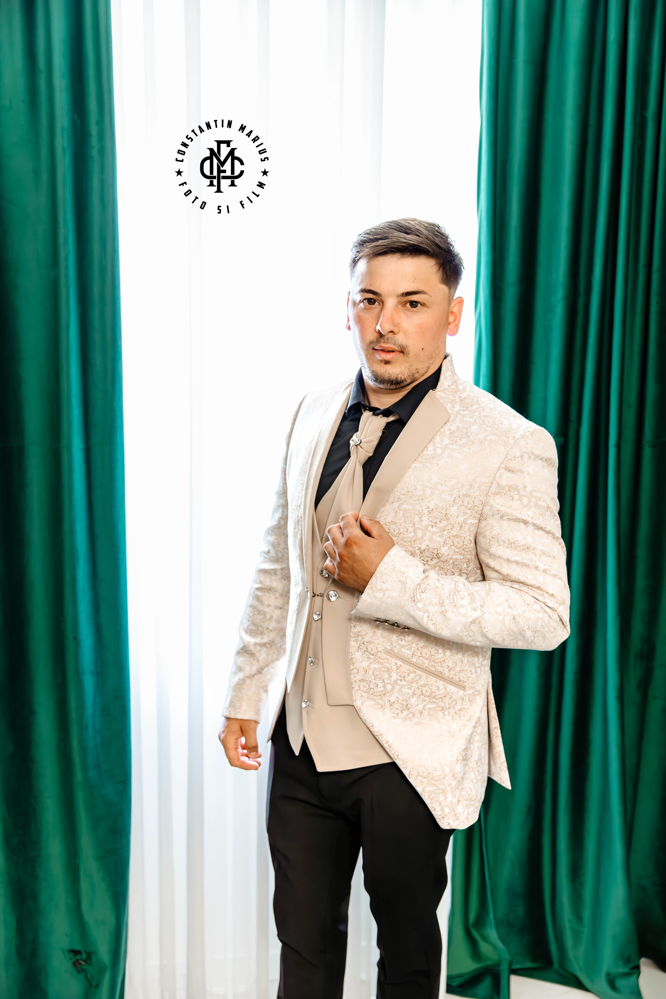 WEDDING PHOTOGRAPHY. DESPRE NOI