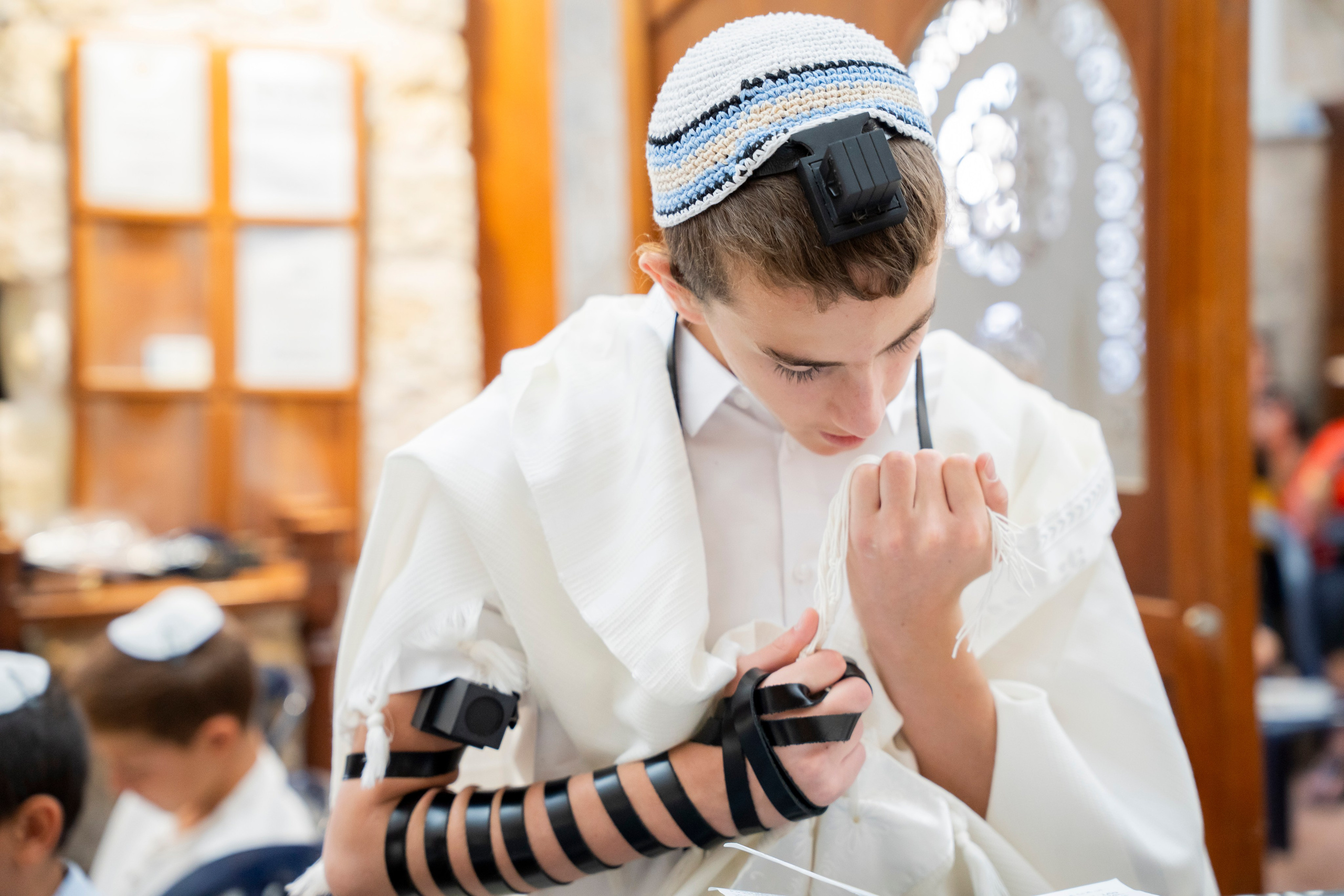 הנחת התפילין רפאל לוי. יוסף מזרחי צילום חתונה, ברית וזוגיות. צלם מקצועי שאוהב להוציא אתכם הכי יפים ברגעים הכי מרגשים