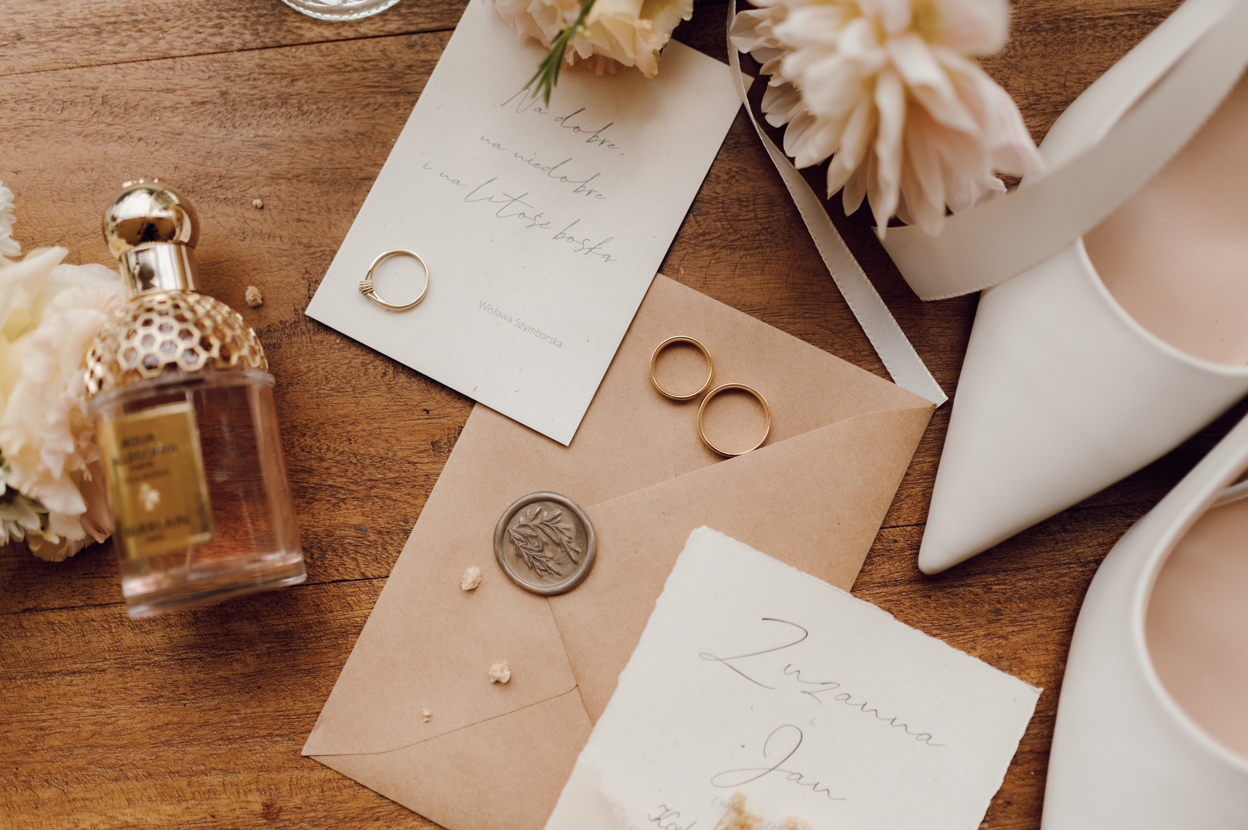 Detal papeterii ślubnej i dekoracji – stylowe przygotowania do ślubu, fotograf ślubny Poznań.