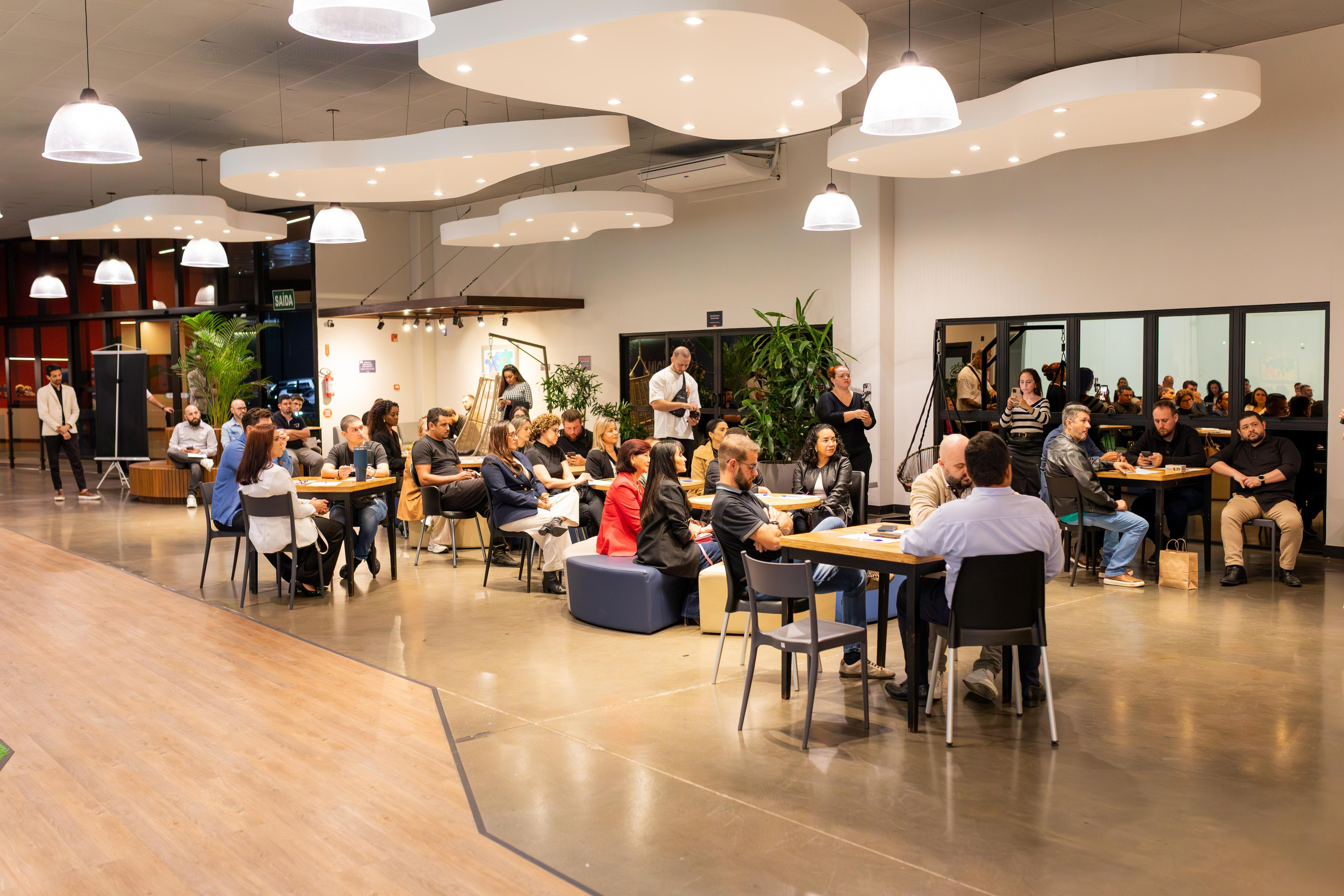 Fotografia de convenção e networking corporativo em Joinville - Visão geral do espaço por Lenofotografia