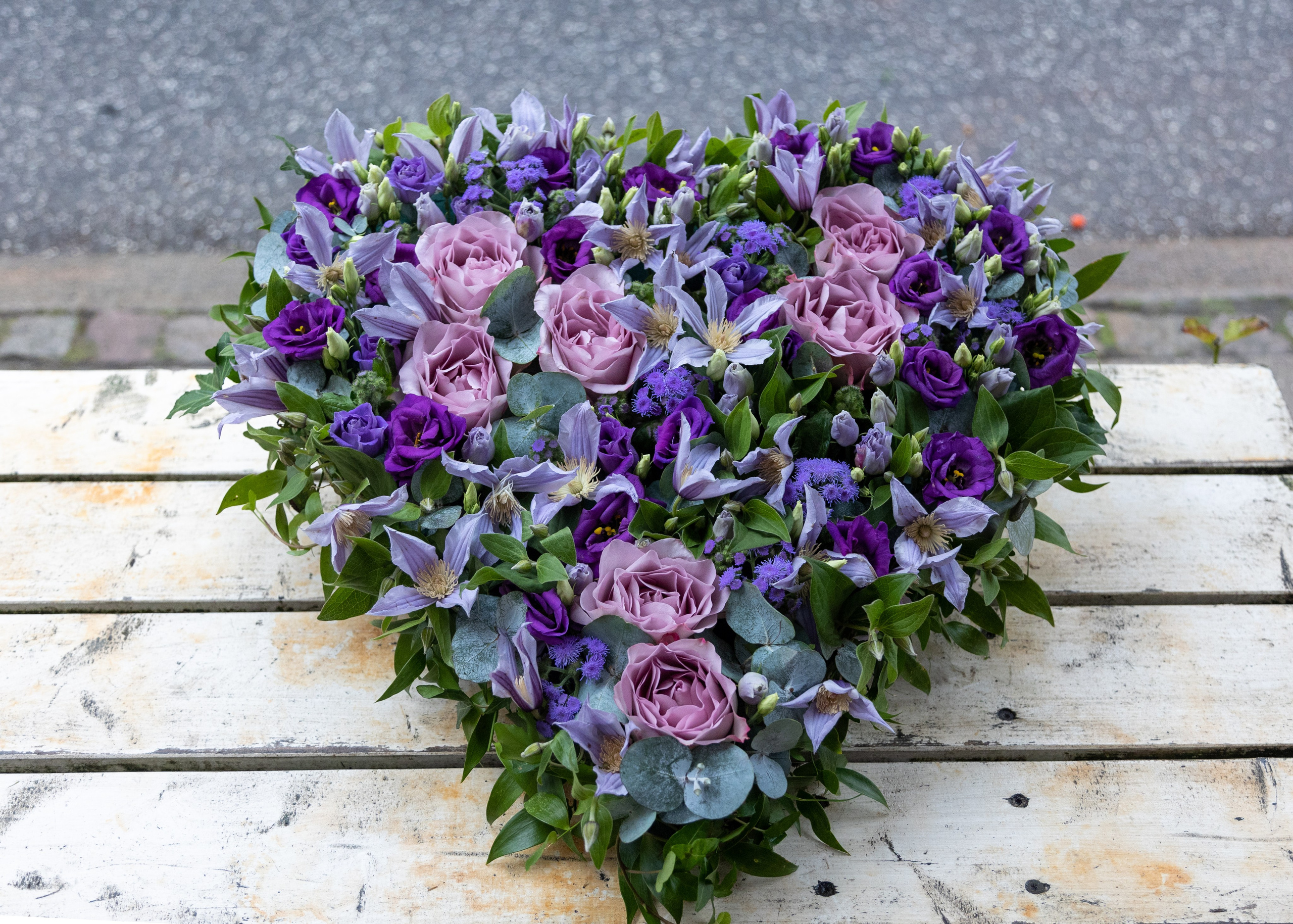Vores blomsterhjerter er en symbolsk og smuk måde hvor på du kan udtrykke dine følelser. Små og store blomster sidder tæt sammen i et hjerte der fortæller en historie.