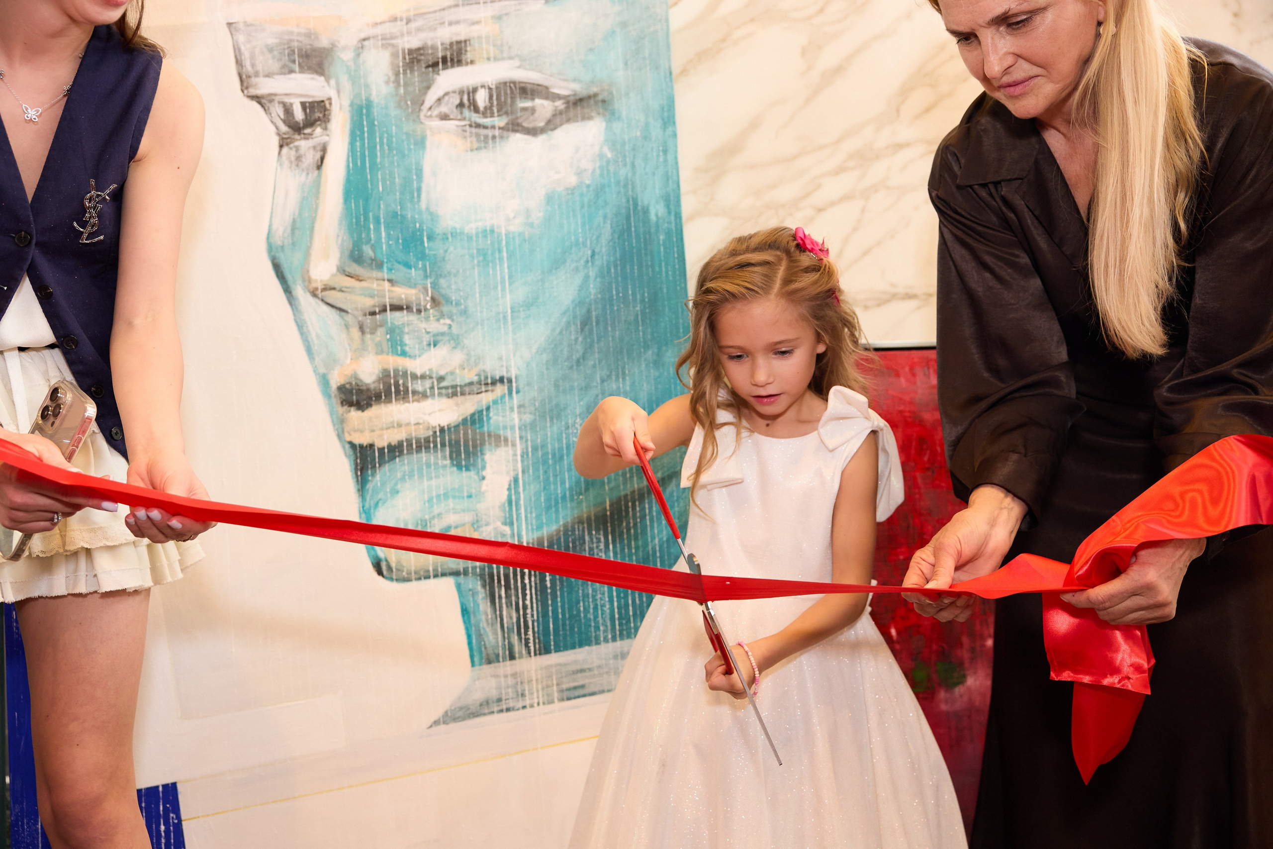 Авторская благотворительная художественная выставка Дианы Бортник. Фотограф Юлия Маковеева