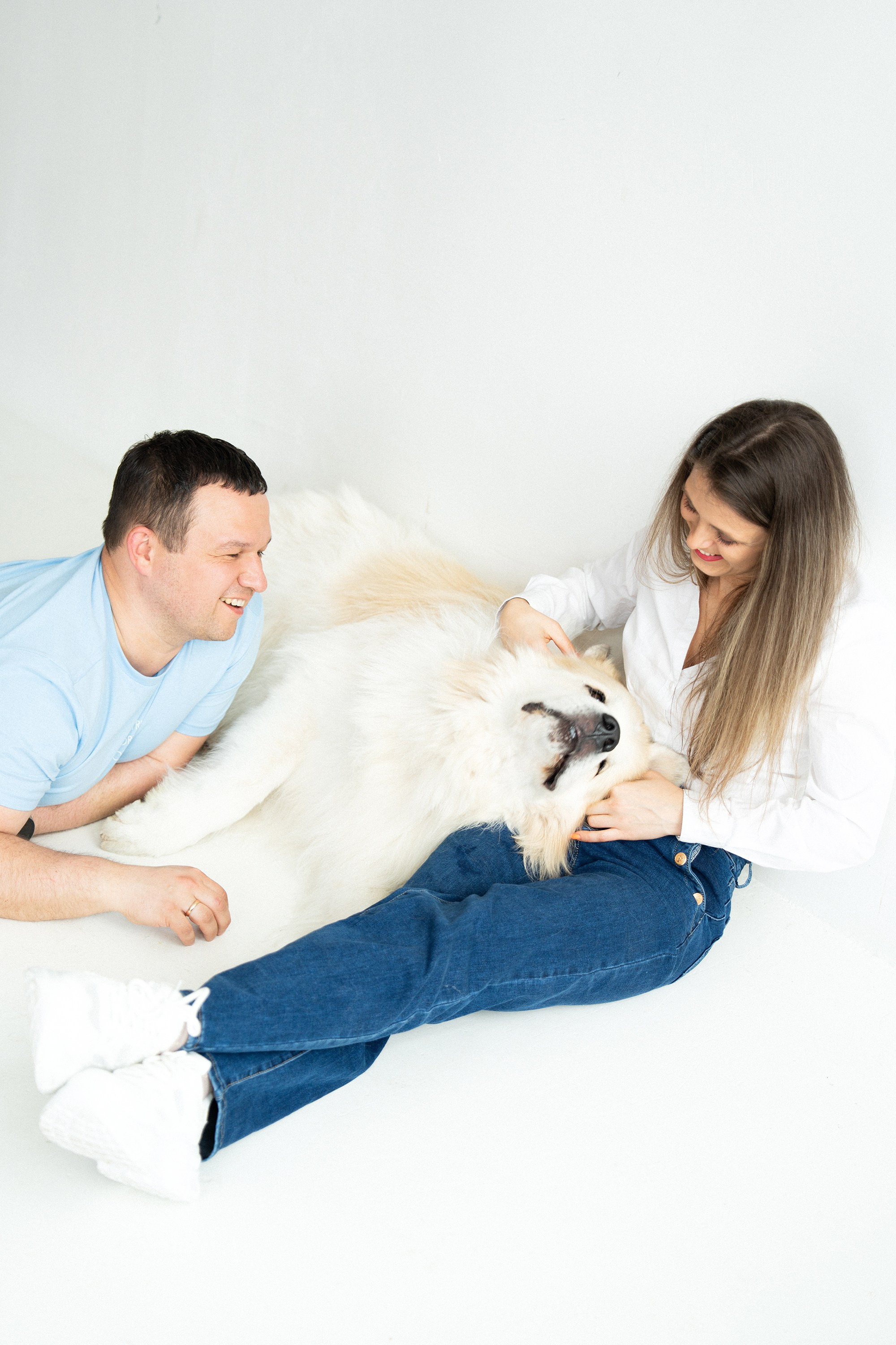 Poros ir jų šuns fotosesija studijoje Vilniuje. Vita Klimaševska ○ Fluffy Soulmate Photography