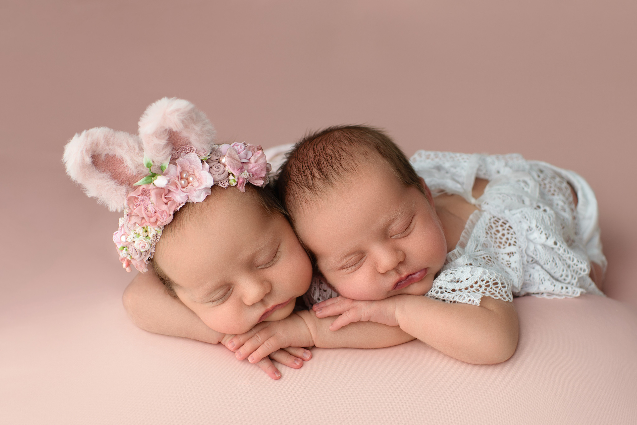 Zwillings-Fotoshooting im Studio, Neugeborenen-Fotografin und Babyfotografin in Zülpich und Köln