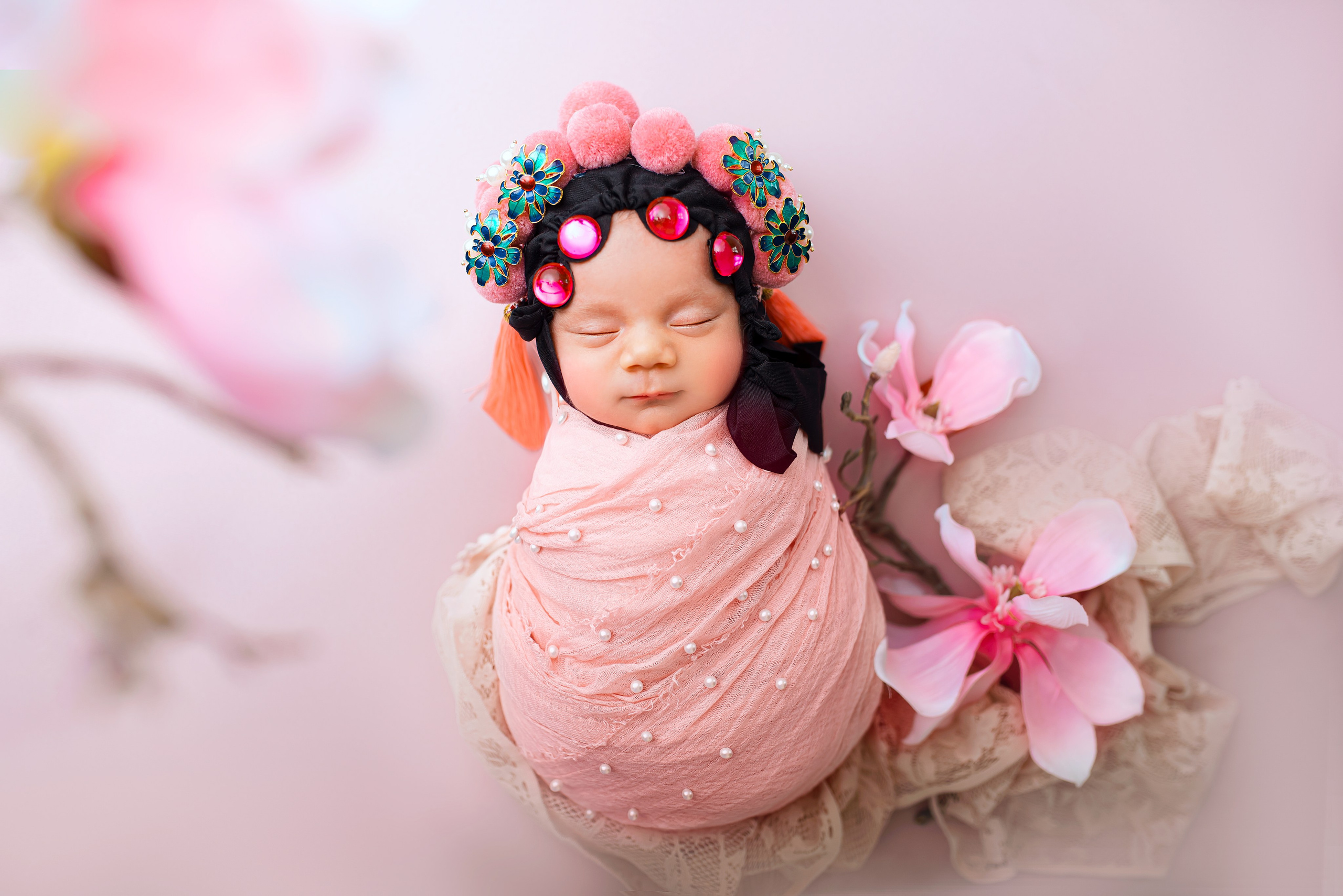 Newborn photoshoot. Newborn photographer and Photography Educator in Prague Yana Stelmakh