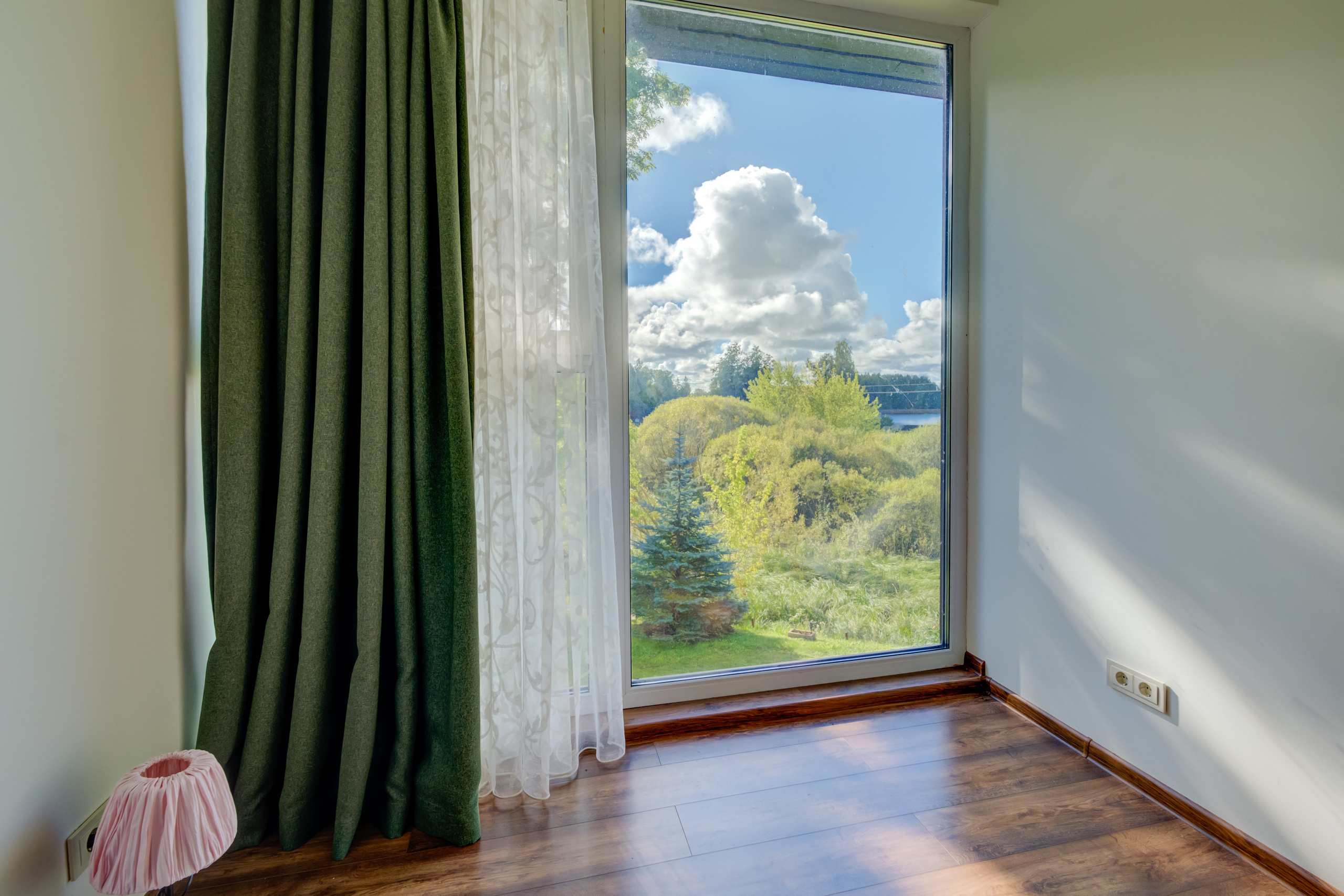 Sadyba Vinliaus r. prie ežero. Elina Sapiega fotografė Vilniuje