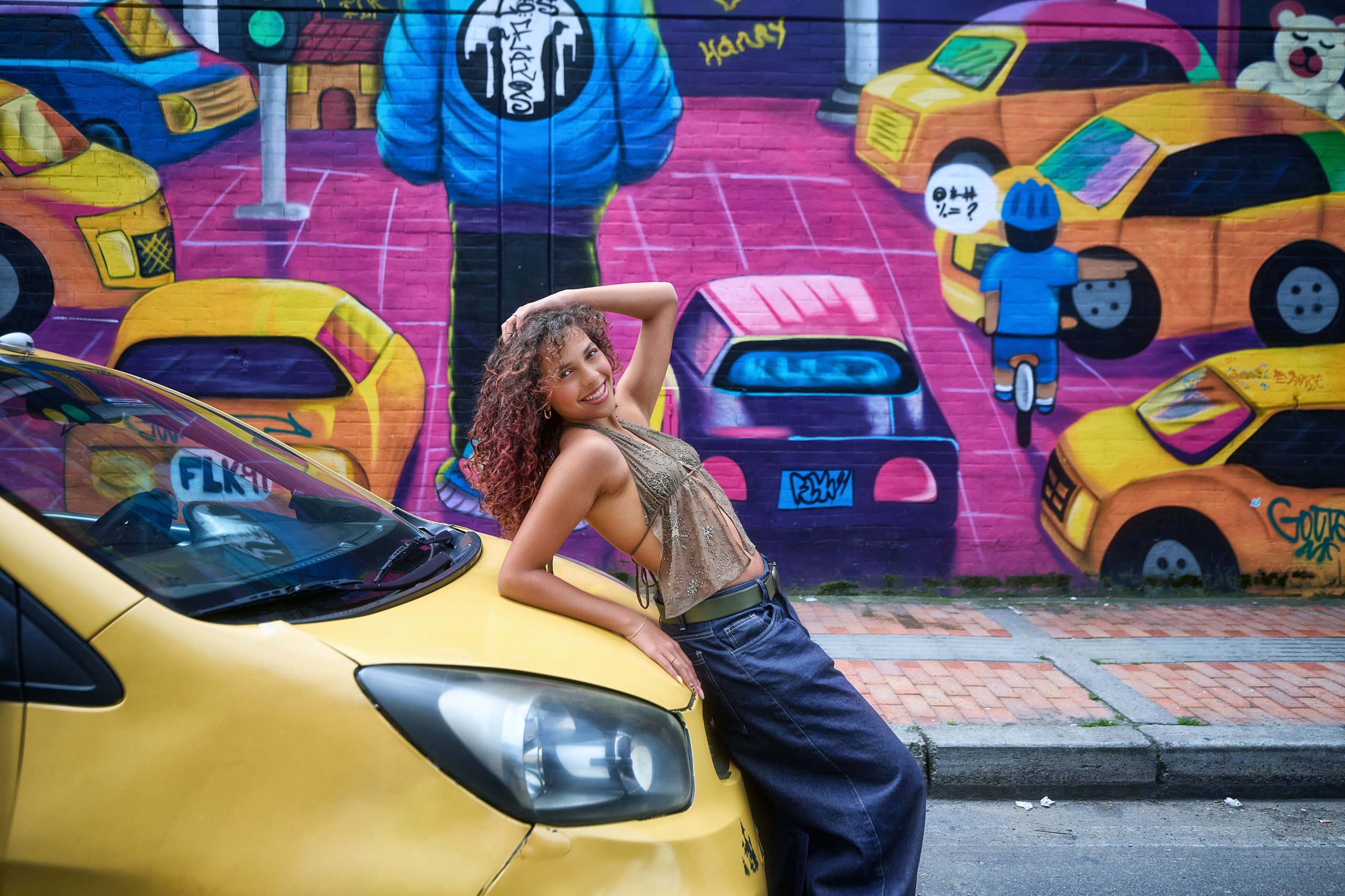 Pose casual de Ivanna eSobre Un Taxi en las calles industriales durante su sesión fotográfica.