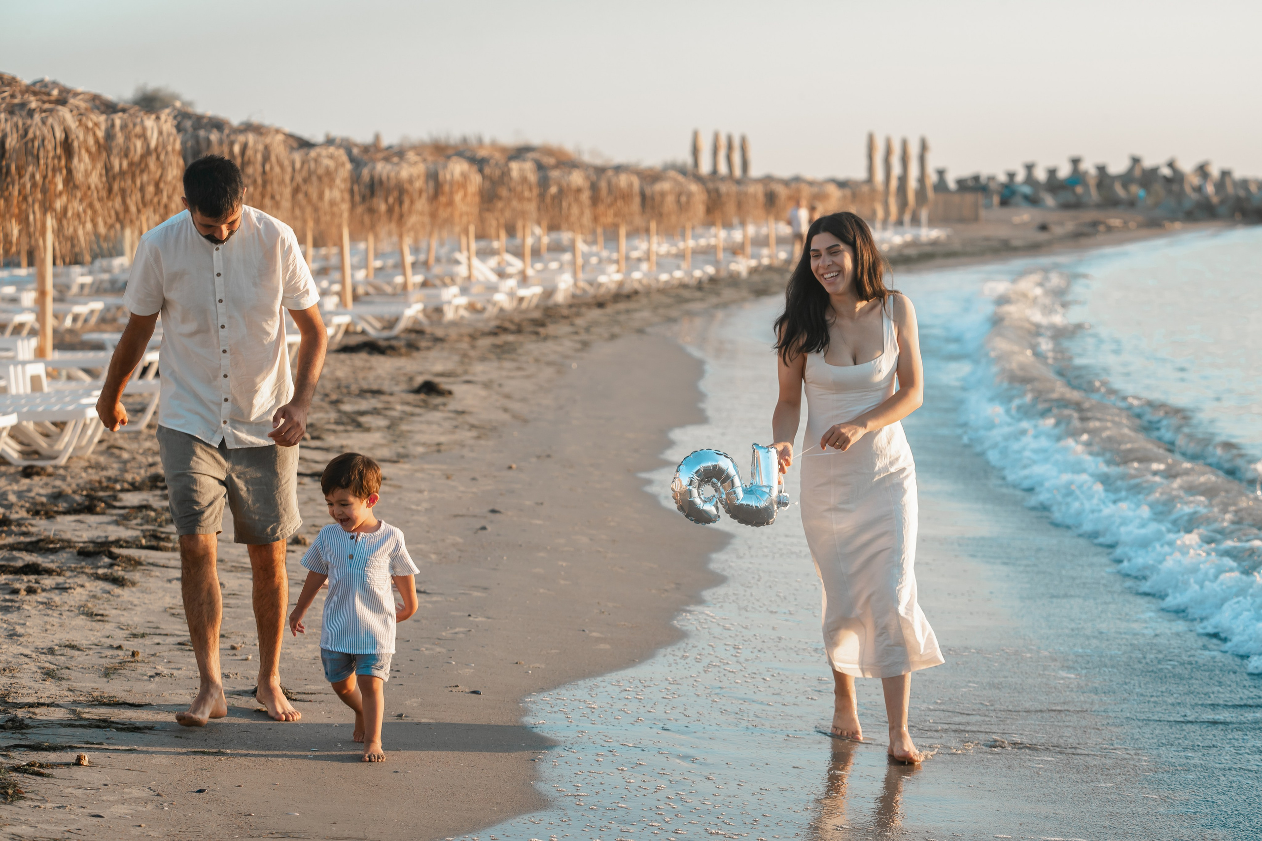 familie fericita pe plaja