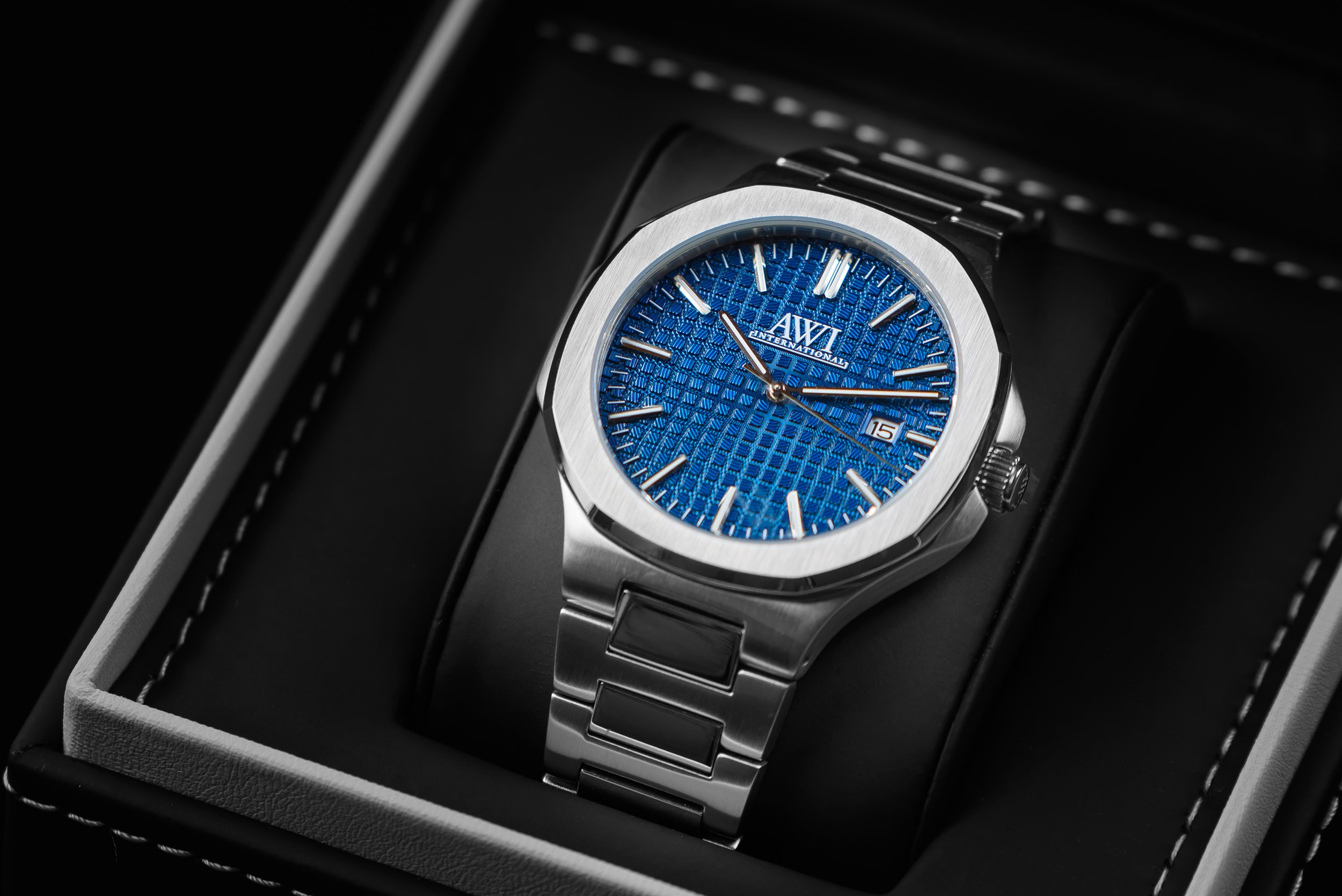 Наручные часы AWI INTERNATIONAL на темном фоне