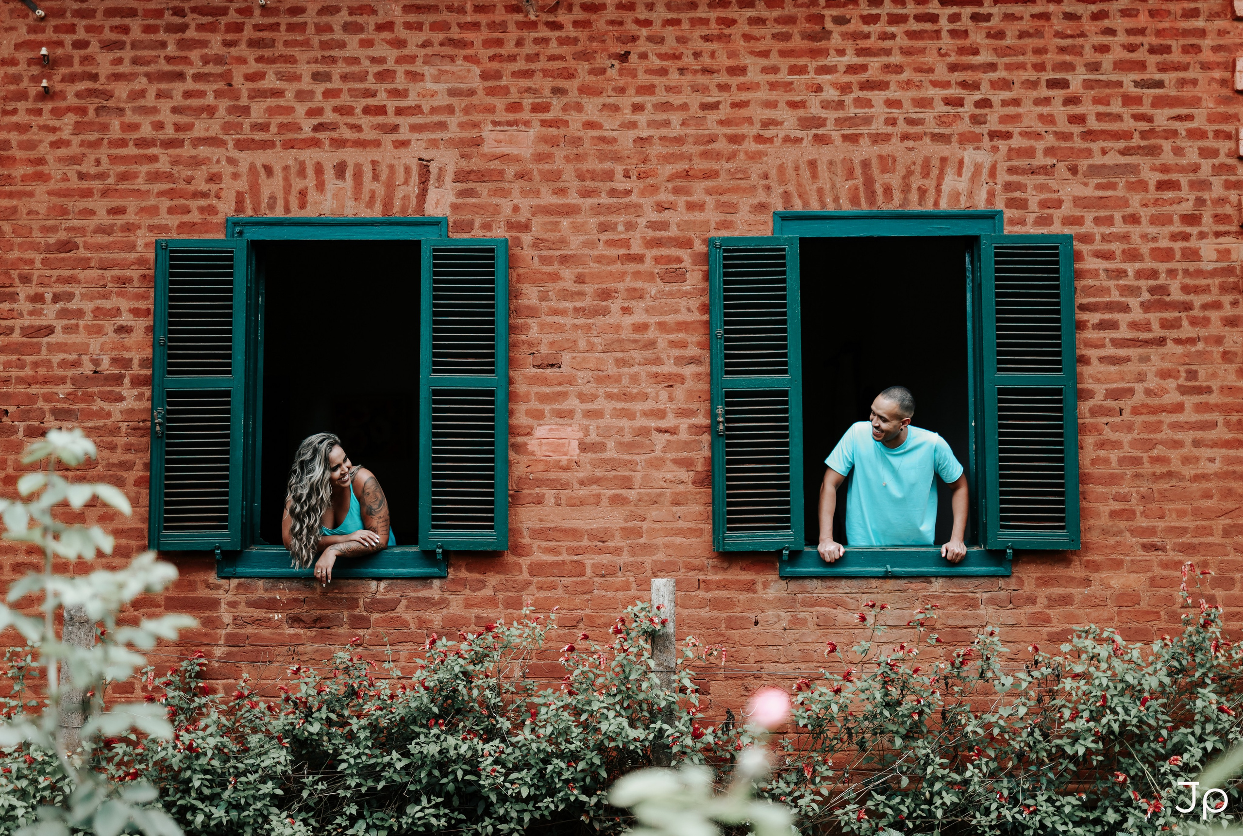 Ensaio fotográfico no Castelo Furlani, capturado por fotógrafo em Pederneiras com composição simétrica nas janelas.