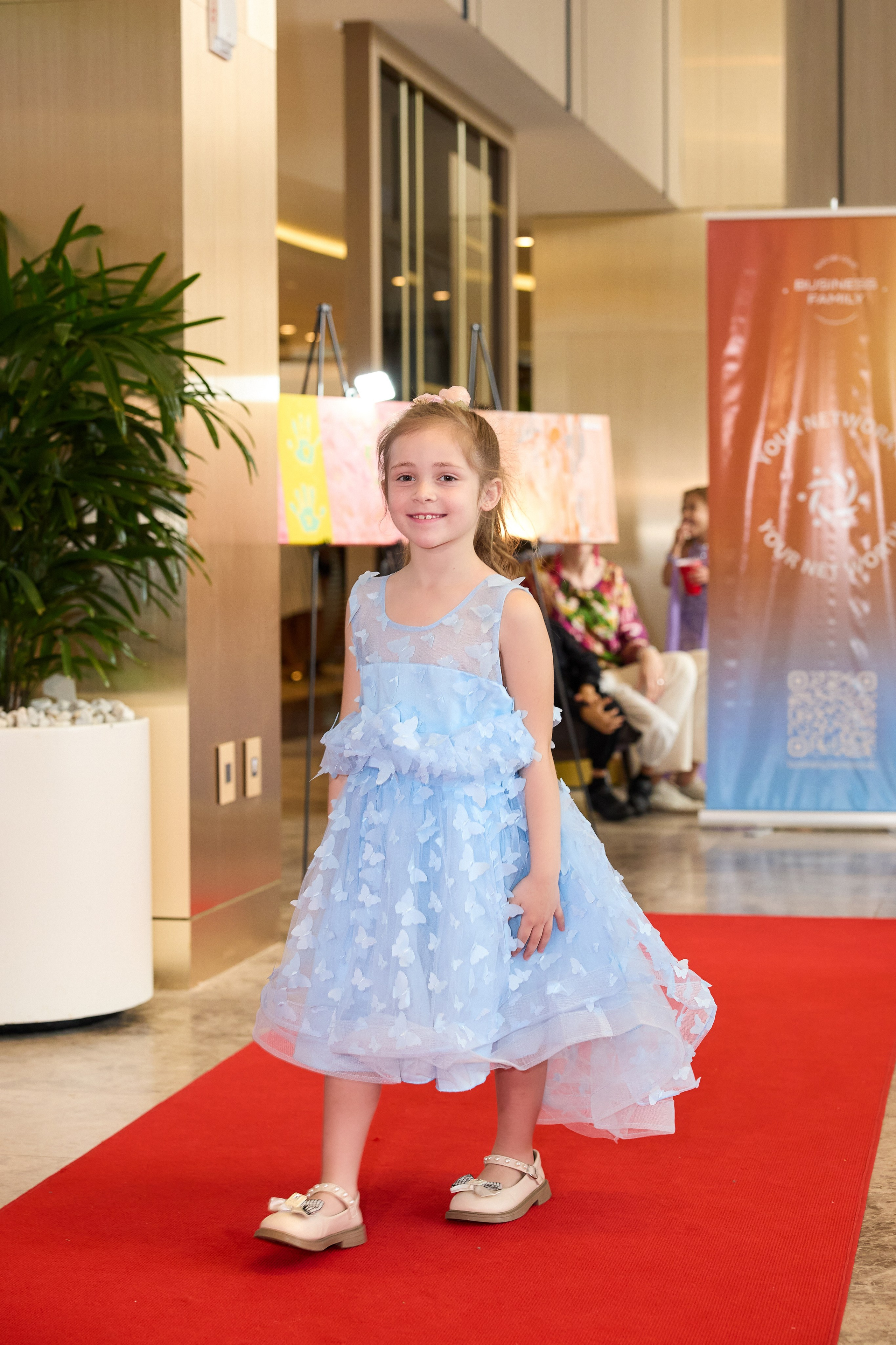 Авторская благотворительная художественная выставка Дианы Бортник. Фотограф Юлия Маковеева