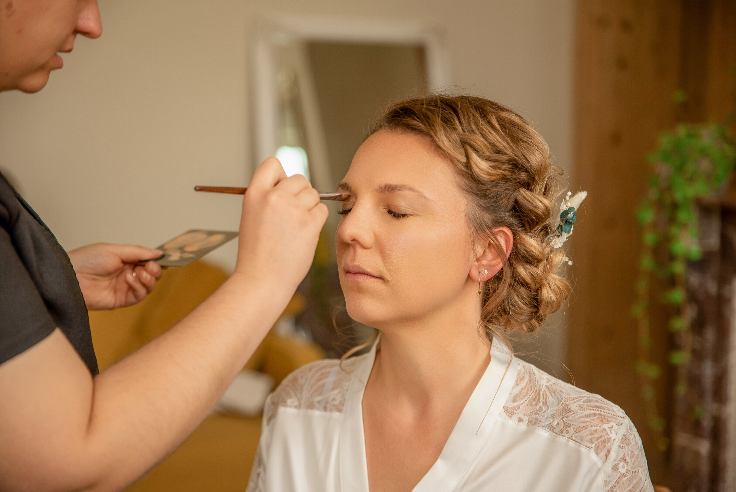 Shooting mariage : câlin des mariés sur la plage de la Croisette, Cannes