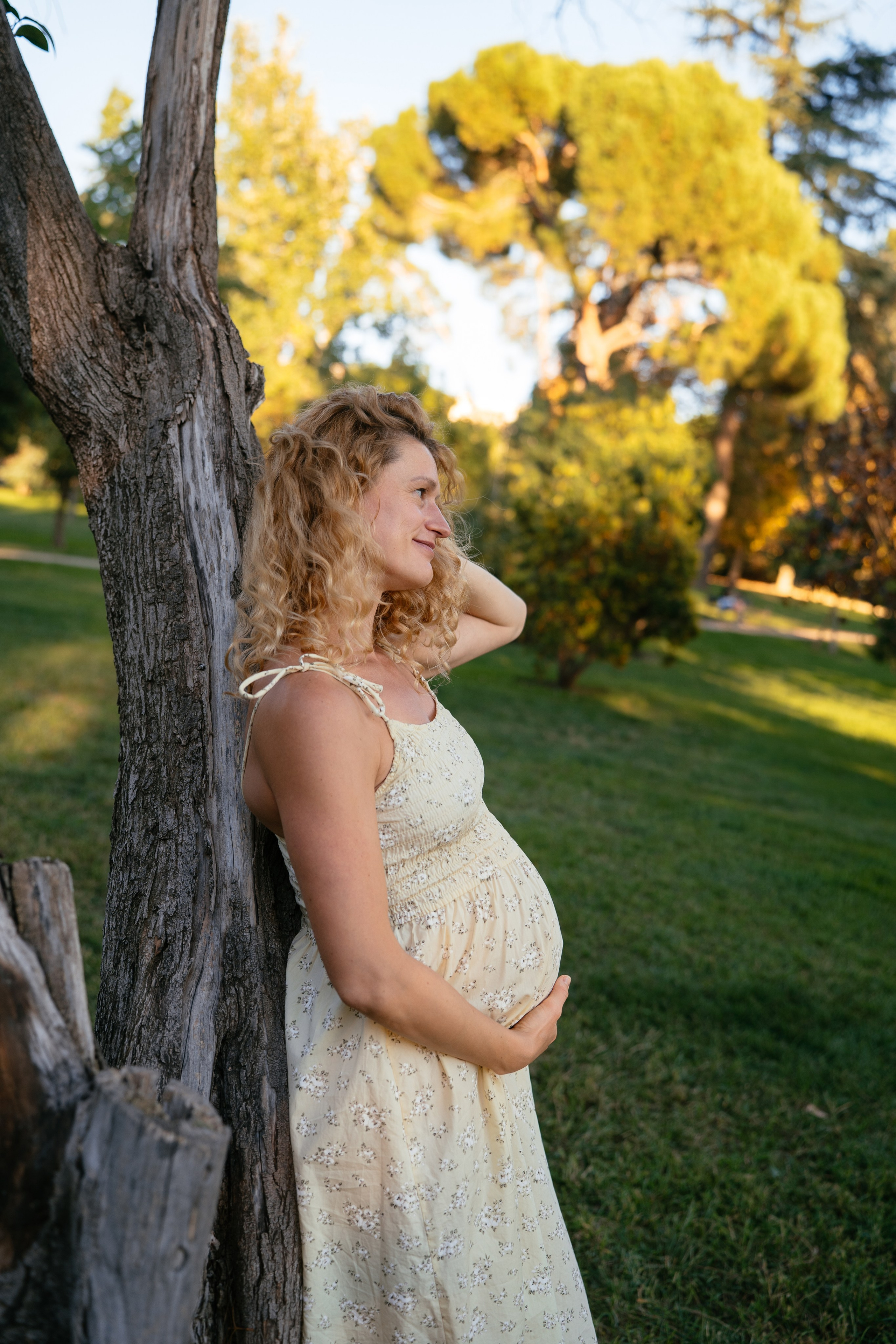 Candid pregnancy photoshoot in the park. Photographer in Madrid, Spain. Alyona Belyaninova