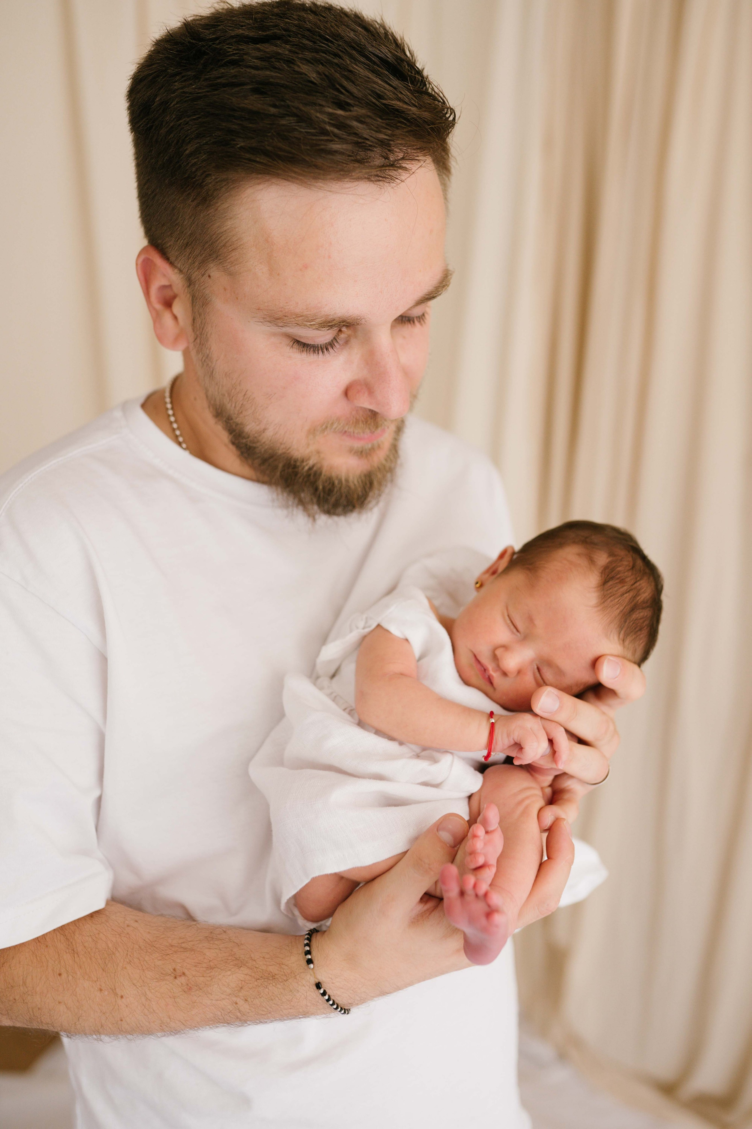 Inspira sesiune foto nou-nascut. Madalina Beda- Artist vizual, fotograf, doula la nastere, consultant babywearing Brasov si in toata tara