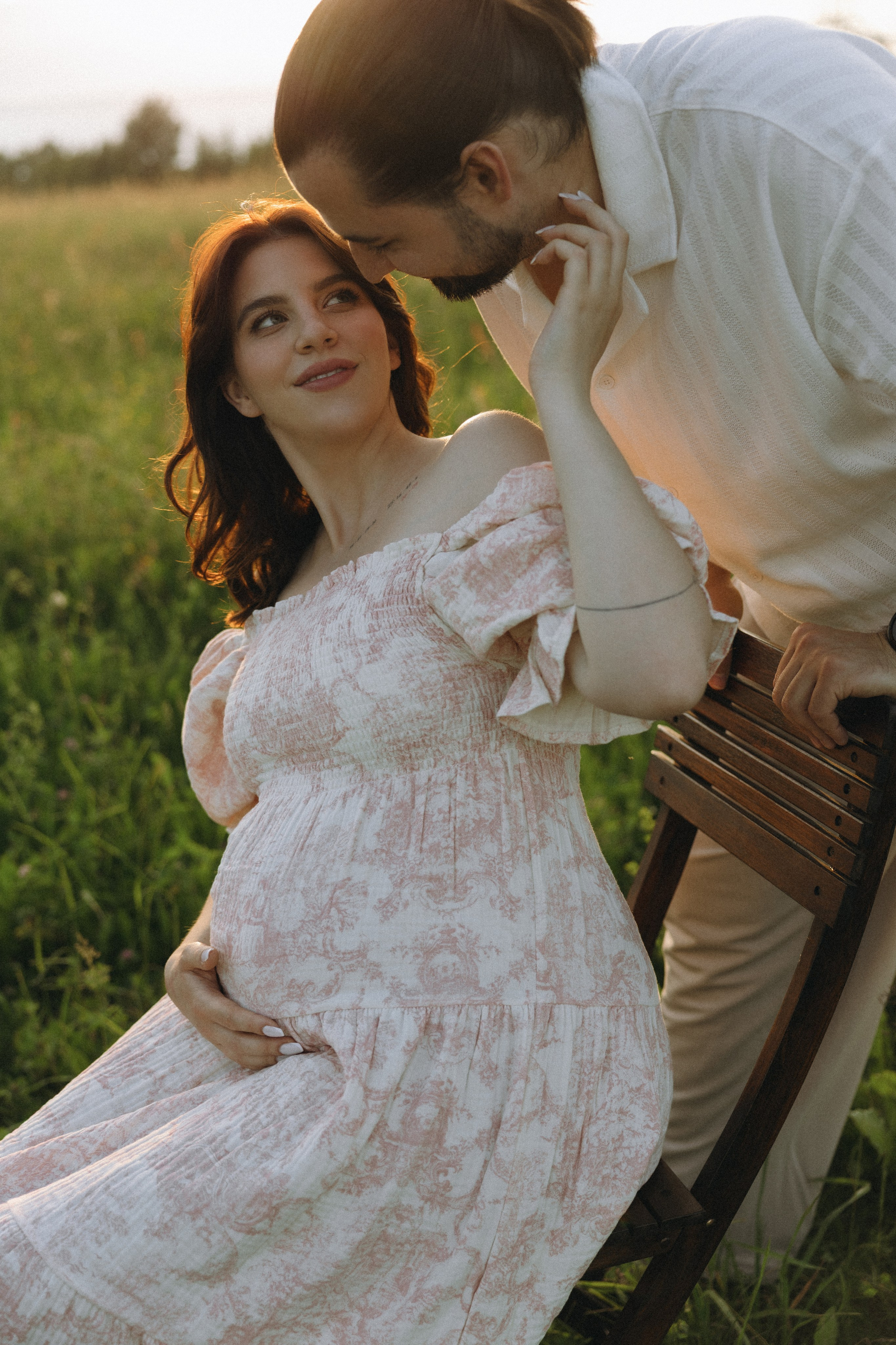 Lera & Maksim | laukimo fotosesija pievoje saulei besileidžiant. Vestuvių ir šeimų fotografė Lena Bondarenko / belove photo