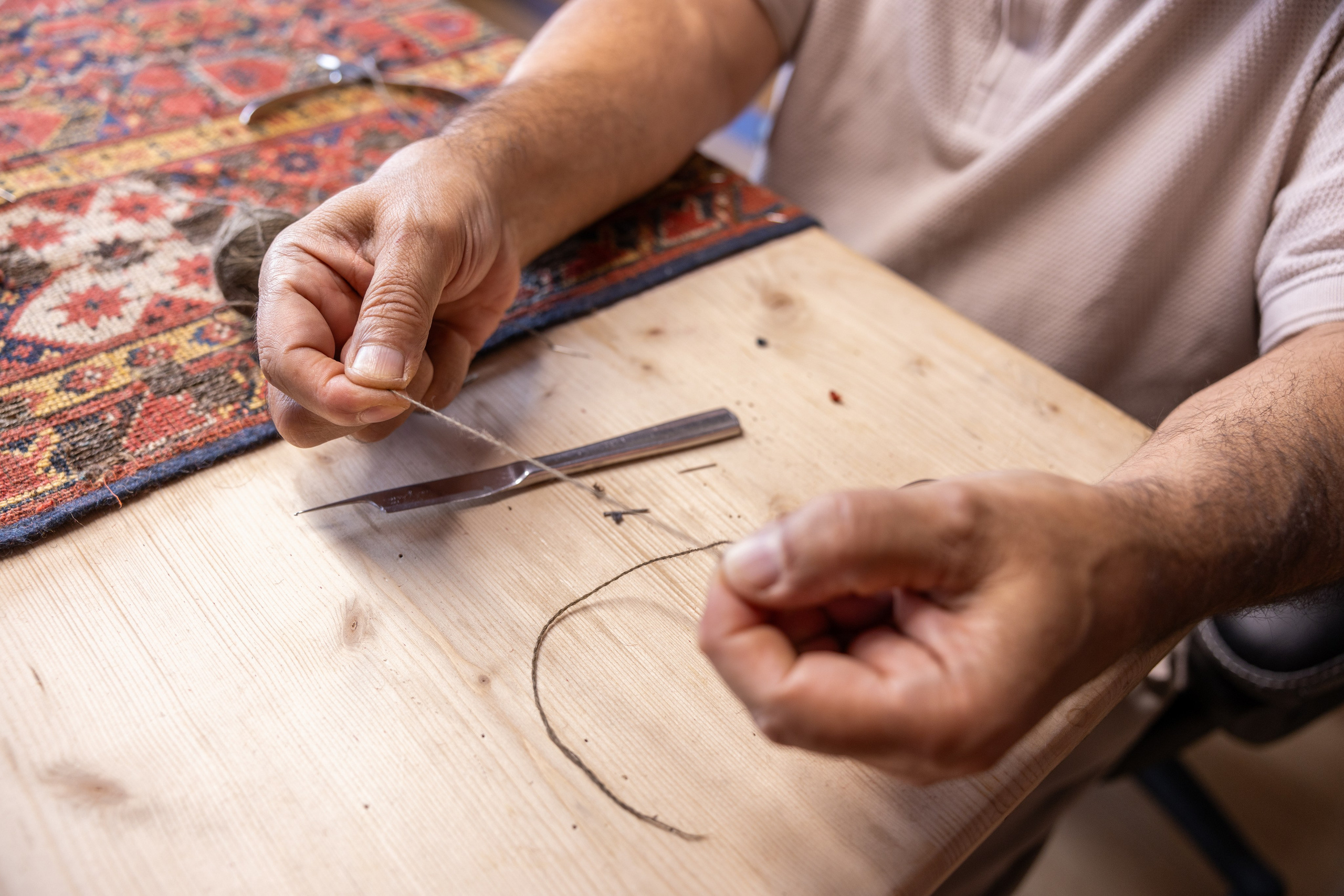 Teppichrestaurator, Salzburg, 2024. Guzel Kolobova| Fotografin| Salzburg