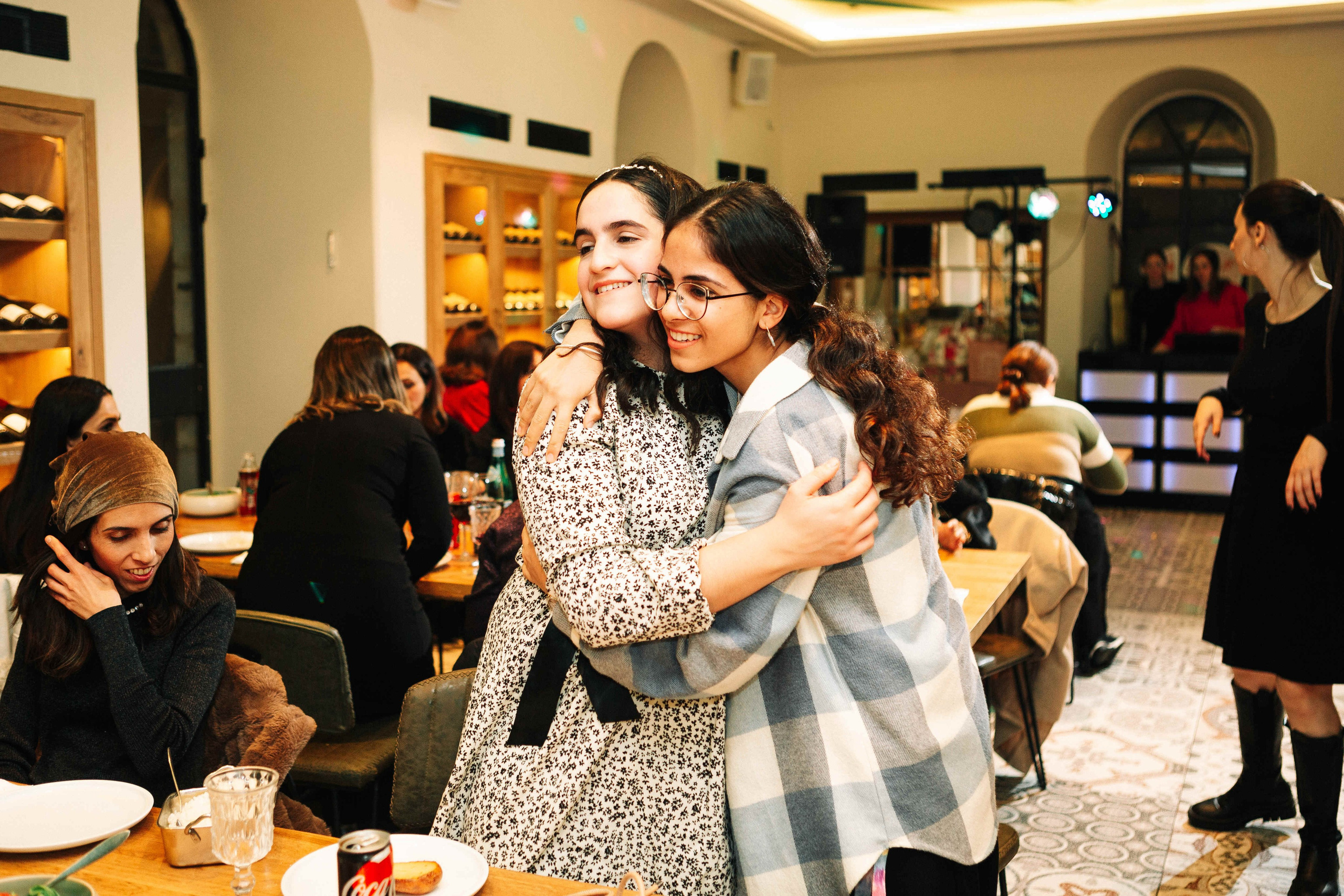 PARTY IN A RESTAURANT WITH THE WHOLE FAMILY. Https://shi-photo.com/
