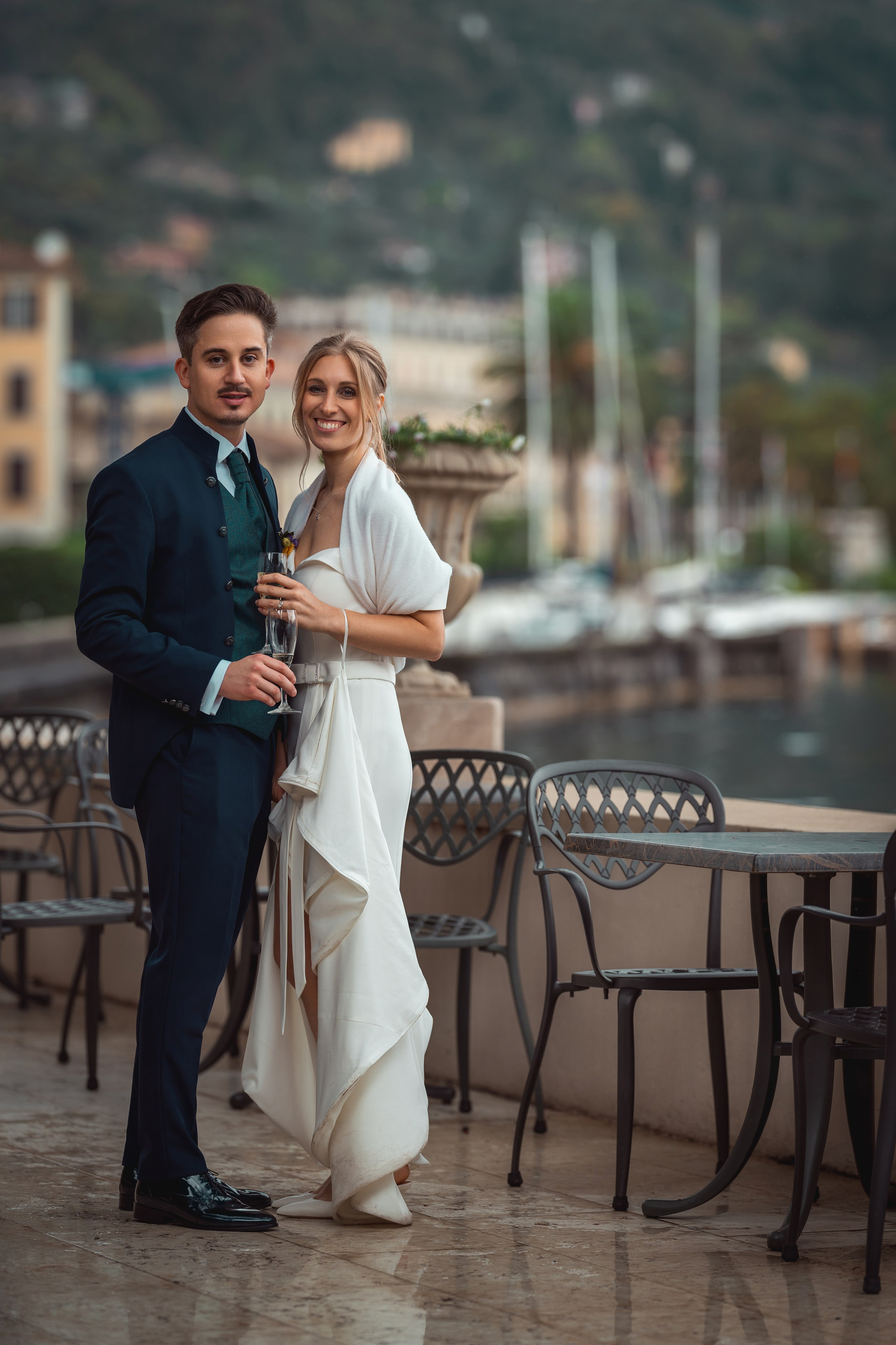 La coppia appena sposata posa insieme con il bouquet tra le mani.
