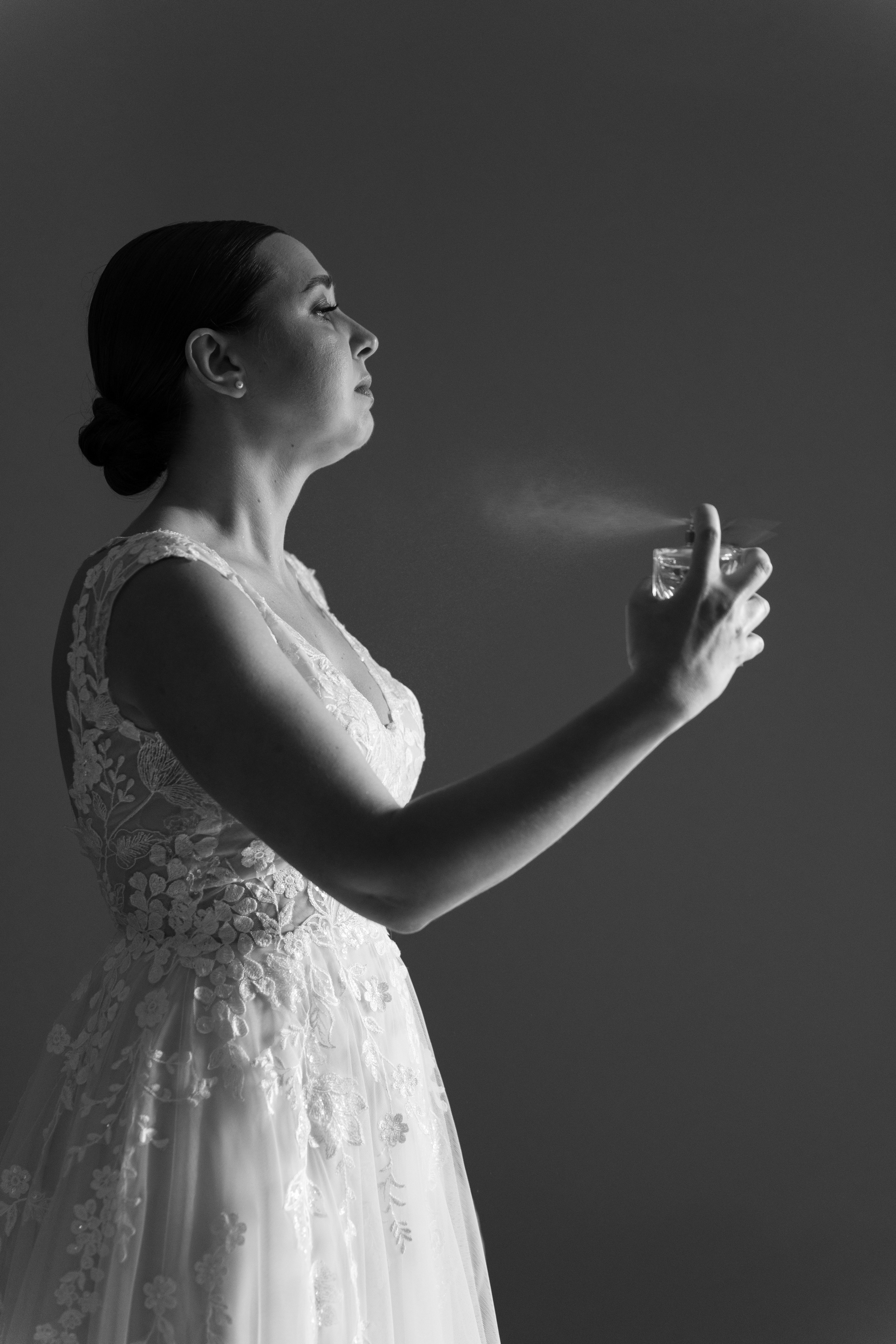 Ritratto in bianco e nero della sposa nel suo abito da matrimonio.