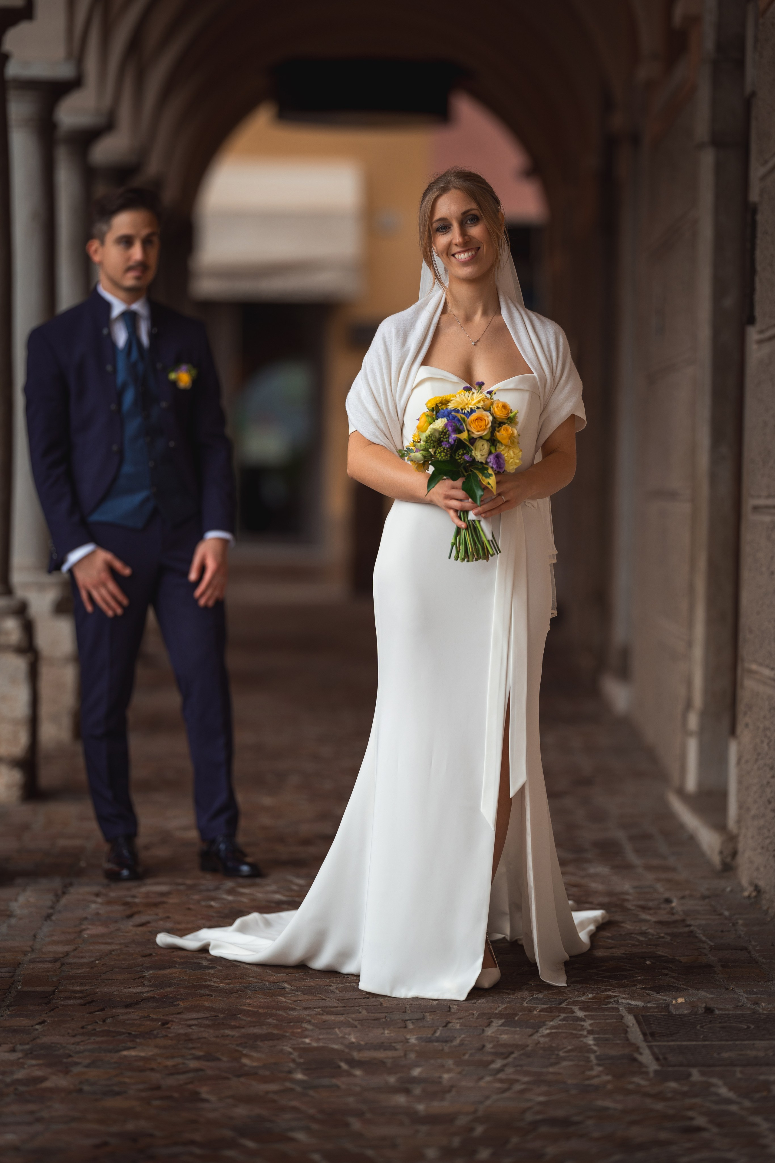 Ritratto spontaneo degli sposi durante i festeggiamenti con gli amici.