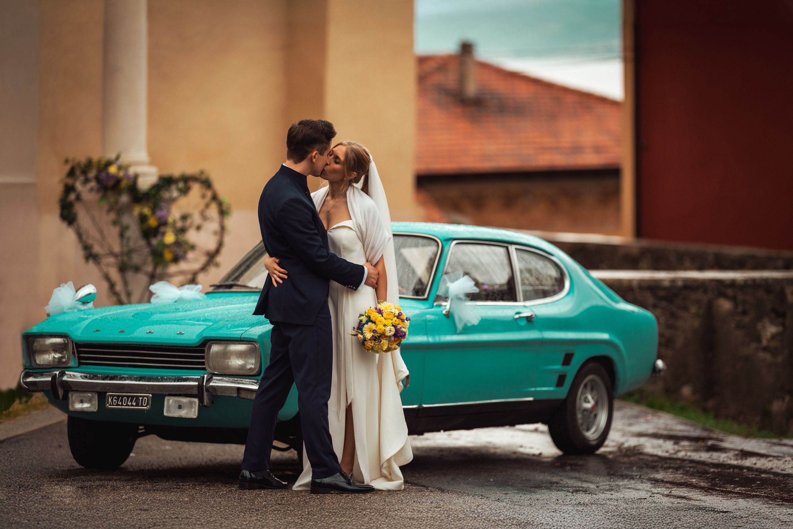 Il bouquet della sposa e i dettagli floreali della cerimonia all’aperto.